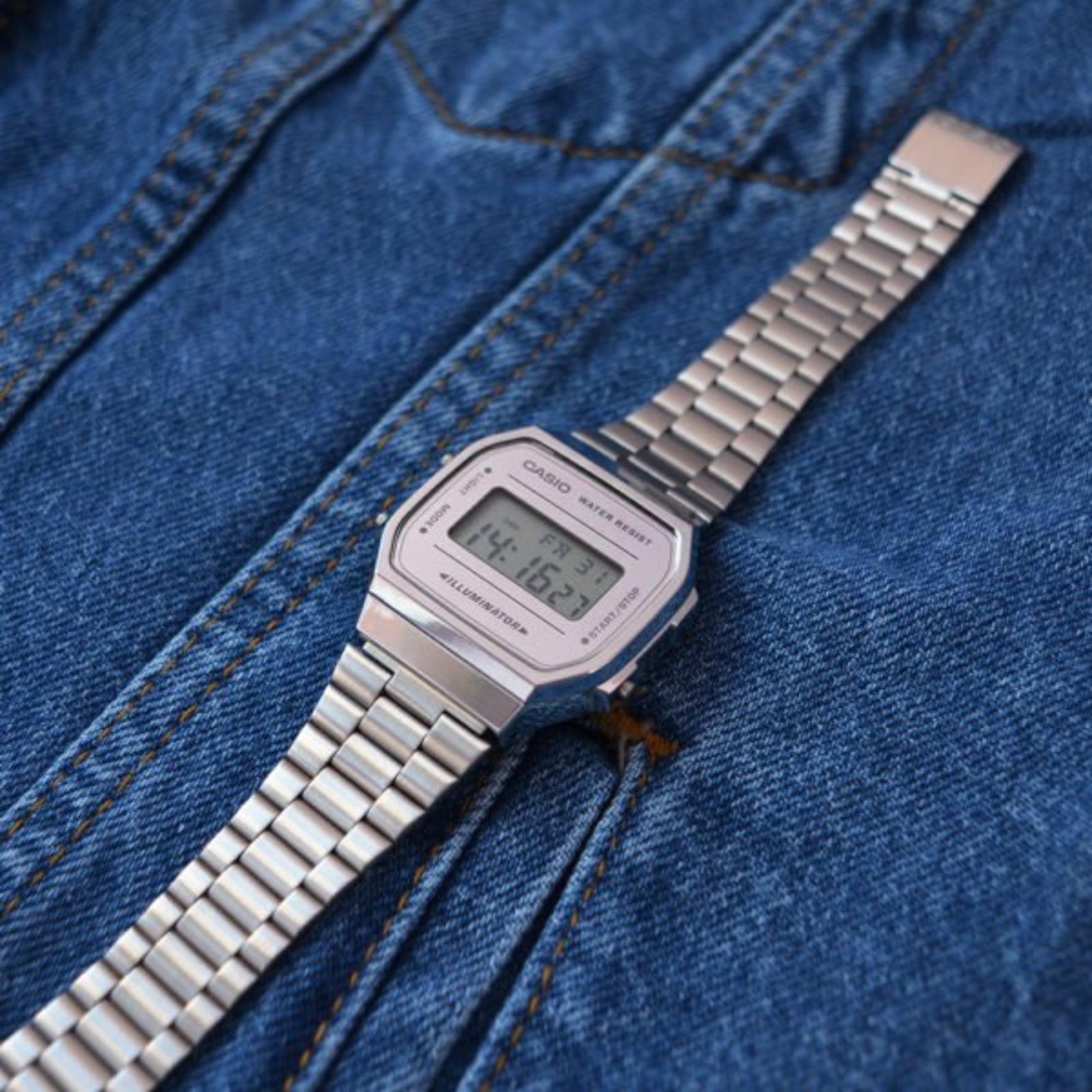 Ρολόι χρονογράφος Casio Vintage A-168WEM-7EF με ασημί ατσάλινο μπρασελέ, ασημί καντράν σε τετράγωνο σχημα με ψηφιακή ένδειξη και στεγανότητα 3ATM-30Μ.