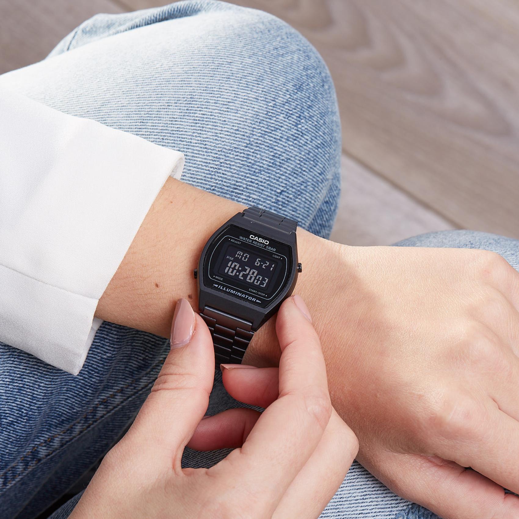 Ρολόι χρονογράφος Casio Vintage B640WB-1BEF με μαύρο ατσάλινο μπρασελέ, μαύρο καντράν σε τετράγωνο σχημα με ψηφιακή ένδειξη και στεγανότητα 5ATM-50Μ.