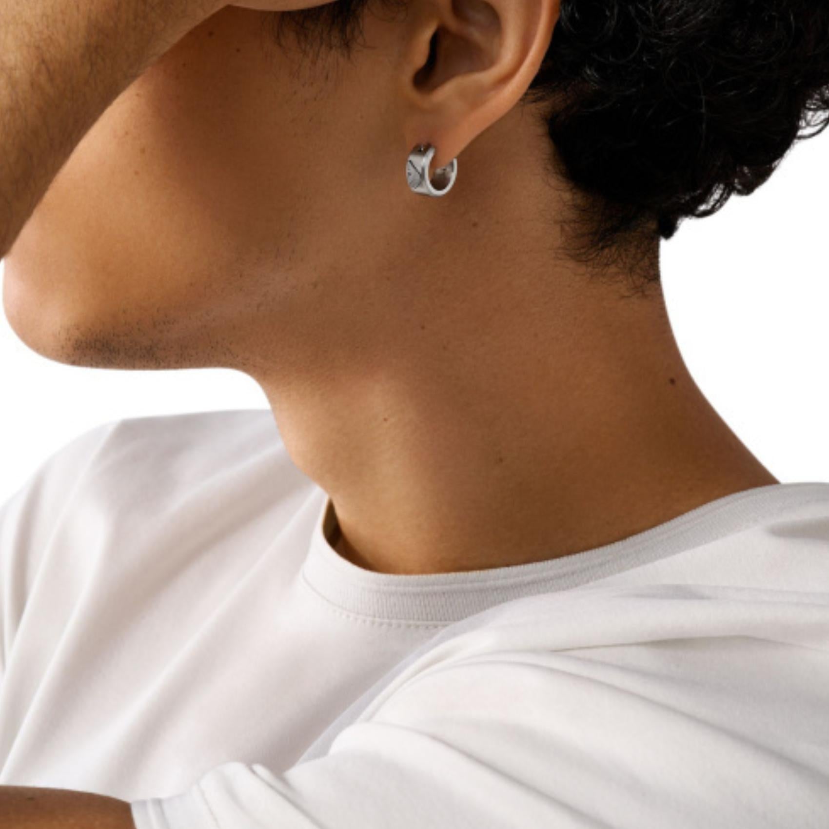 Ανδρικά σκουλαρίκια κρίκοι Emporio Armani EGS3165040 σε ασημί χρώμα από ατσάλι, φορεμένο.