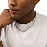 Ανδρικό ασημί κολιέ με ατσάλινη αλυσίδα Emporio Armani EGS3147040 σε ασημί χρώμα με χρυσό κούμπωμα αλυσίδα κρίκο-κρίκο, φορεμένο.