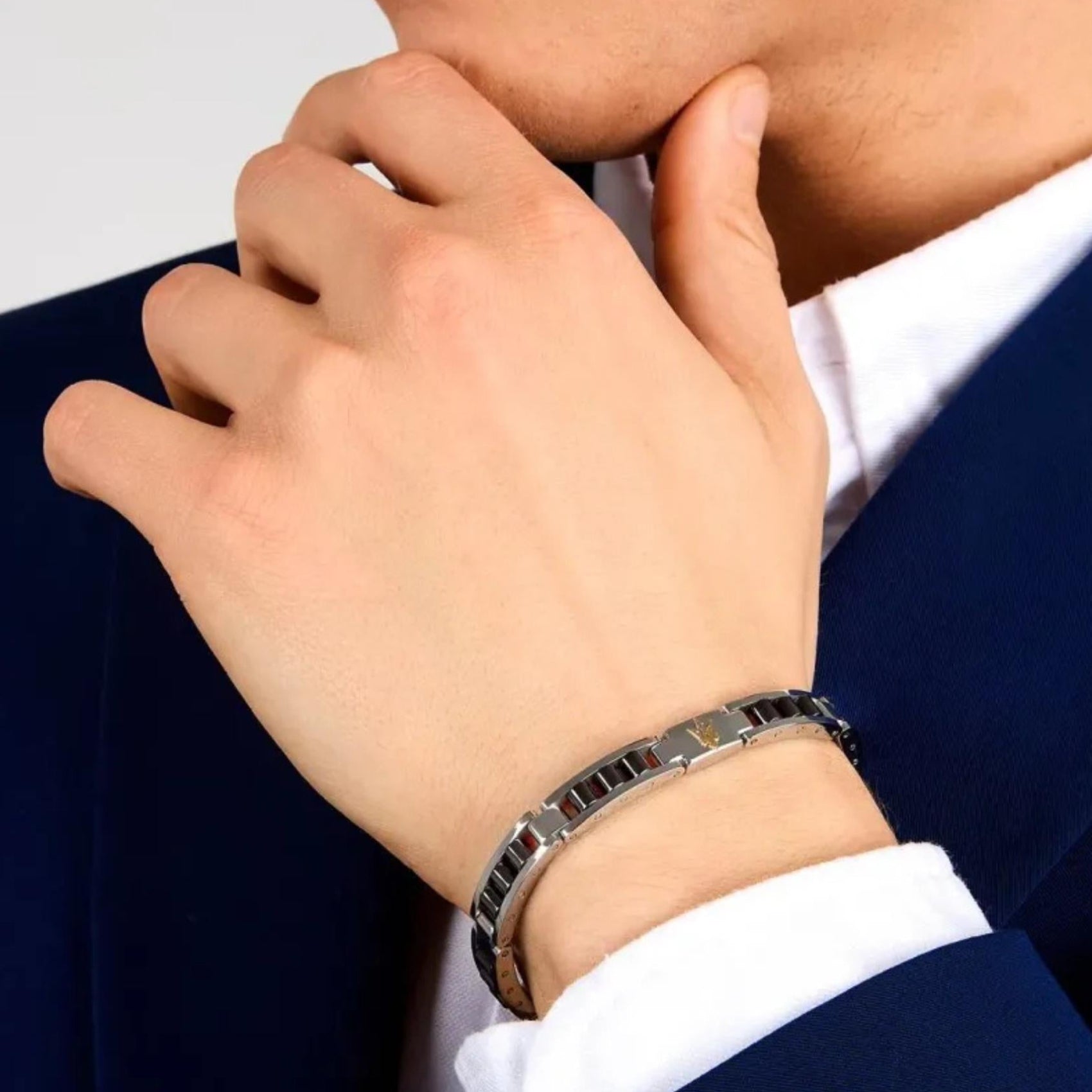 Ανδρικό βραχιόλι Maserati JM225ATZ57 από ανοξείδωτο ατσάλι με δίχρωμο ασημί-μαύρο μπρασελέ-φορεμένο.