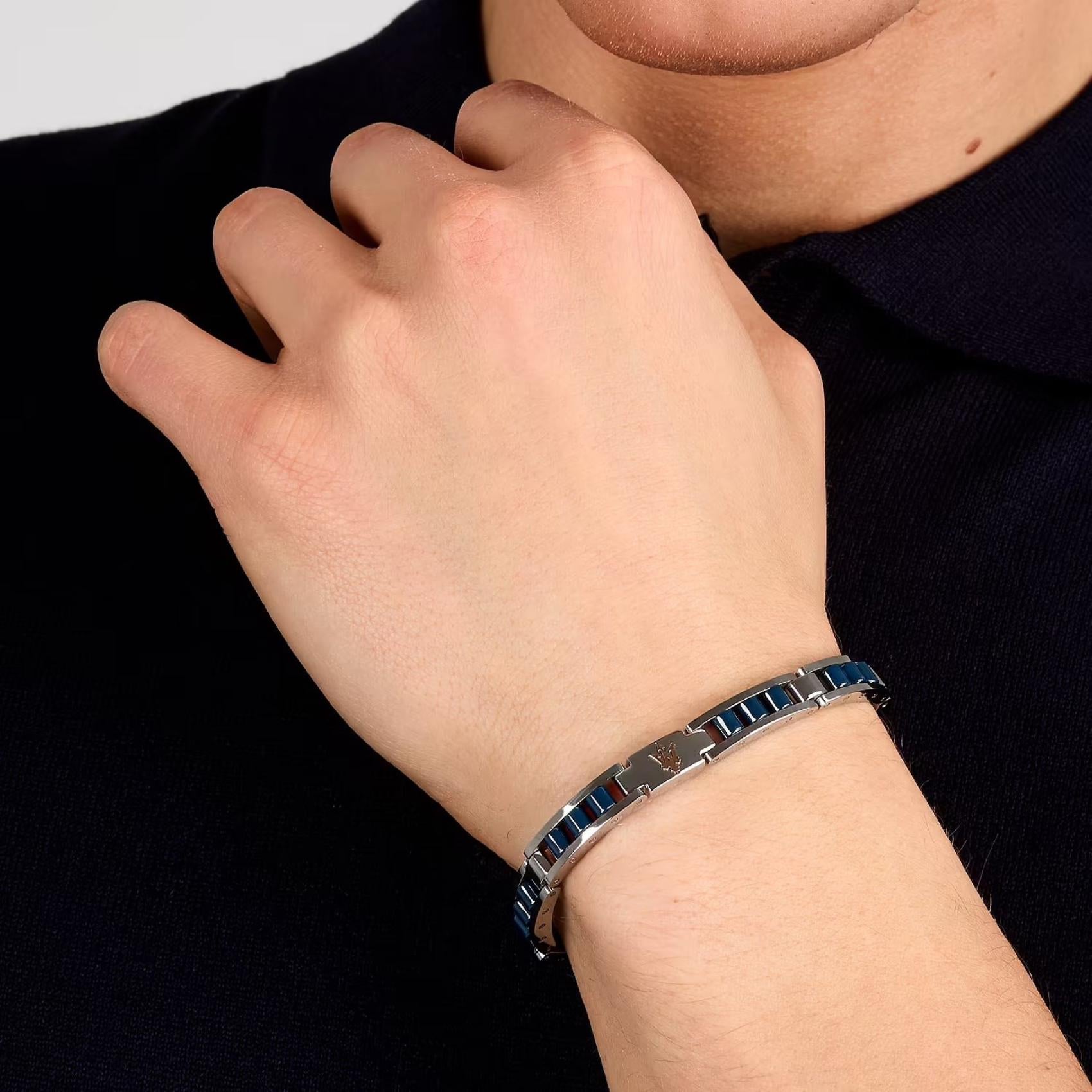 Ανδρικό βραχιόλι Maserati JM225ATZ58 από ανοξείδωτο ατσάλι με ασημί-μπλέ μπρασελέ-φορεμένο.