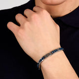 Ανδρικό βραχιόλι Maserati JM225ATZ58 από ανοξείδωτο ατσάλι με ασημί-μπλέ μπρασελέ-φορεμένο.