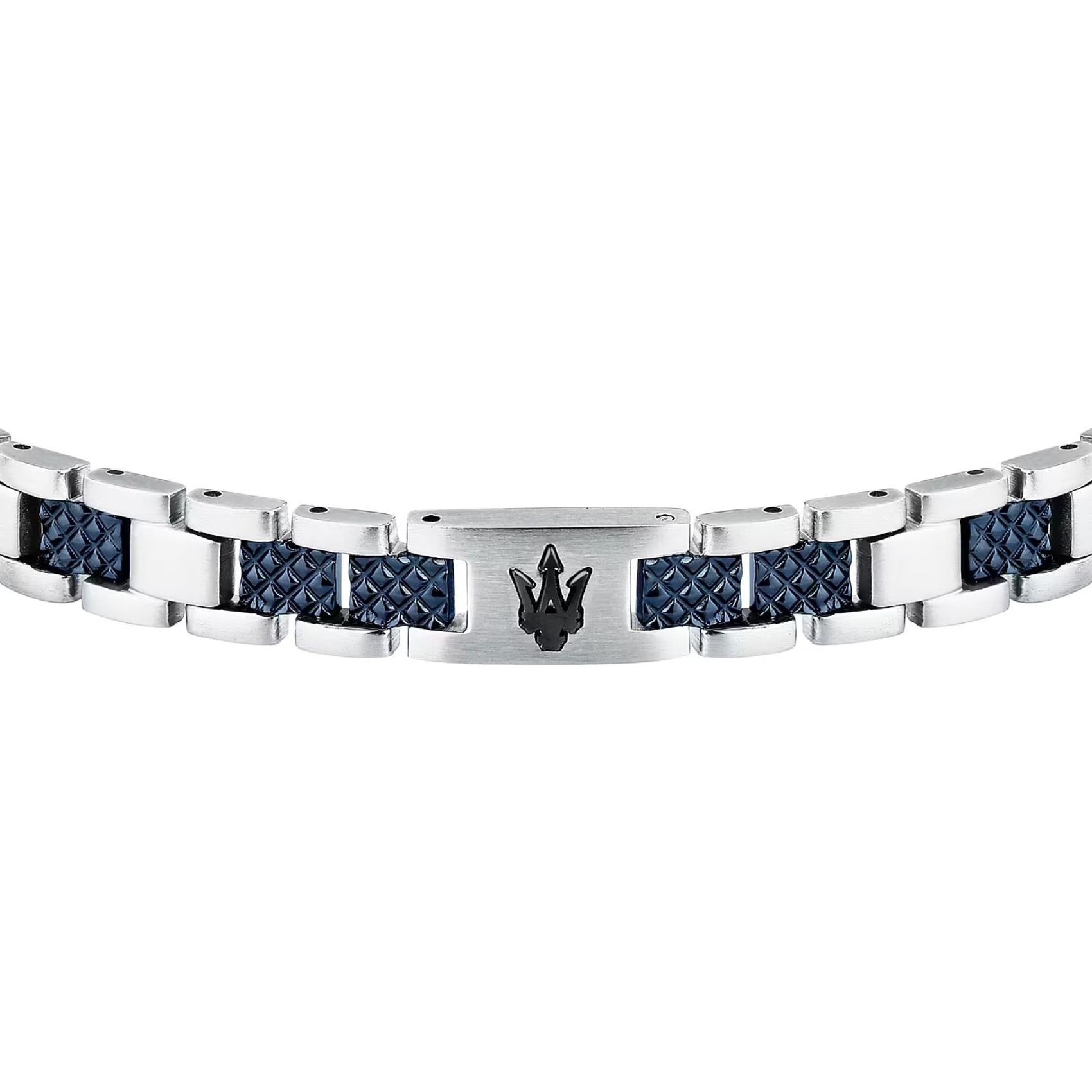 Ανδρικό βραχιόλι Maserati JM225AVD87 από ανοξείδωτο ατσάλι, με ασημί-μπλε μπρασελέ και μαύρη τρίαινα, κοντινή λήψη.