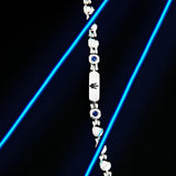 Ανδρικό βραχιόλι ταυτότητα Maserati JM335AXO12 ατσάλινο σε ασημί χρώμα με μαύρη τρίαινα και μπλε ζιργκόν πέτρες σε μαύρο φόντο.