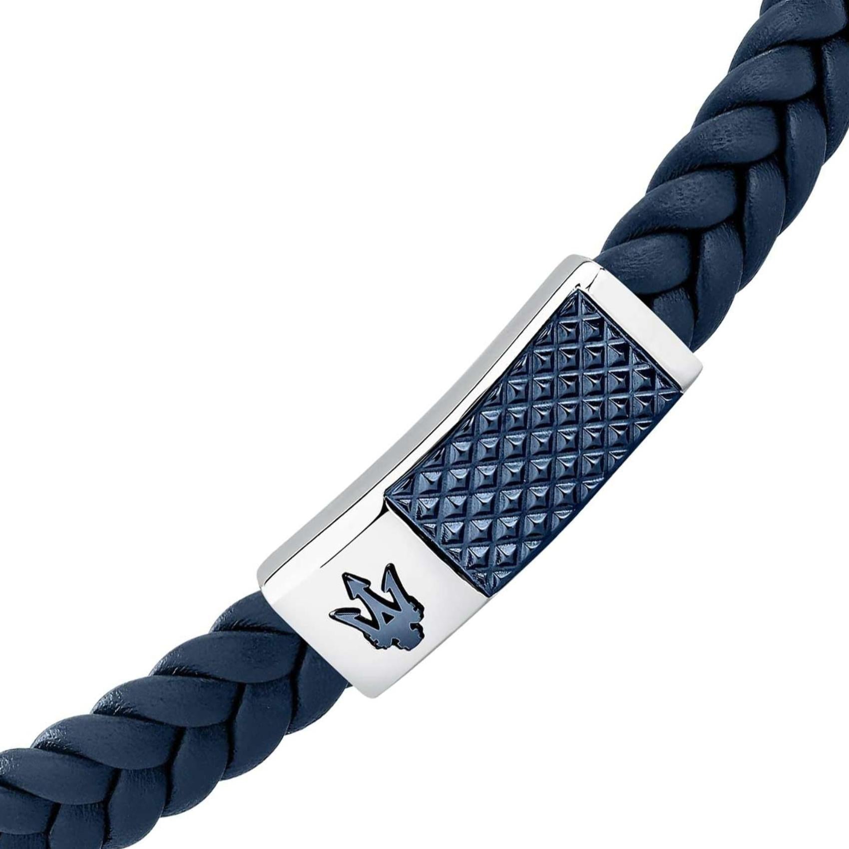 Ανδρικό βραχιόλι Maserati JM4249IK01 από ανακυκλωμένο δέρμα σε μπλε χρώμα, ασημί ατσάλινο κούμπωμα και ταυτότητα με μπλε λεπτομέρειες, κοντινή λήψη.