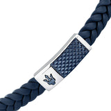 Ανδρικό βραχιόλι Maserati JM4249IK01 από ανακυκλωμένο δέρμα σε μπλε χρώμα, ασημί ατσάλινο κούμπωμα και ταυτότητα με μπλε λεπτομέρειες, κοντινή λήψη.