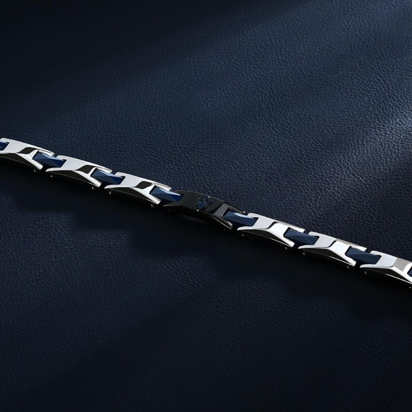 Ανδρικό βραχιόλι Maserati JM424ATZ52 ατσάλινο με κεραμικό, ασημί-μπλε μπρασελέ και μαύρο στοιχείο με ασημί τρίαινα.