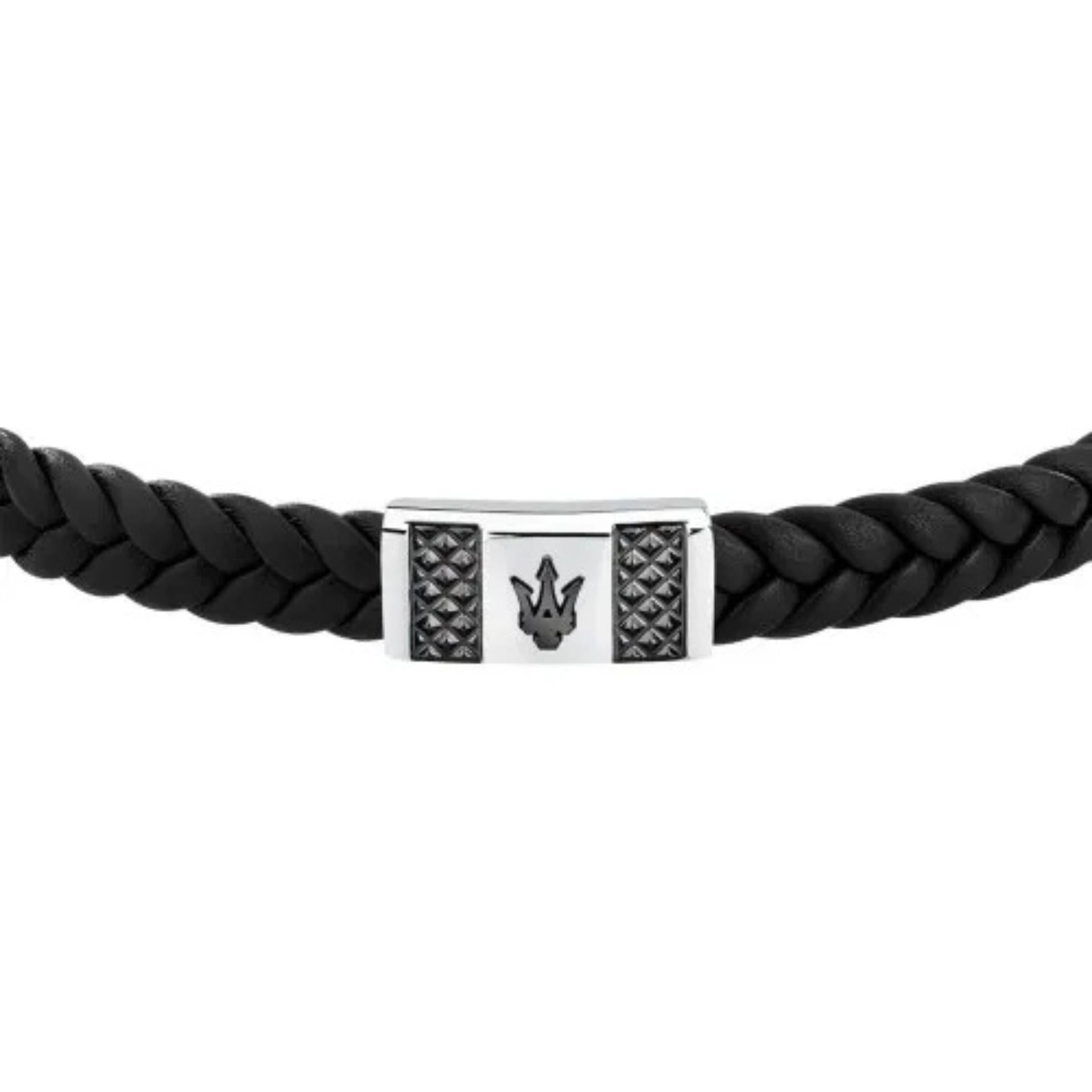 Ανδρικό βραχιόλι Maserati JM424AVE25 από ανακυκλομένο δέρμα σε μαύρο χρώμα και ασημί ατσάλινο στοιχείο με μαύρη τρίαινα.