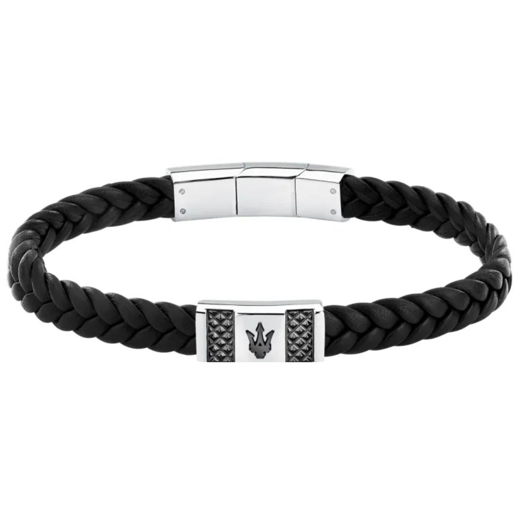 Ανδρικό βραχιόλι Maserati JM424AVE25 από ανακυκλομένο δέρμα σε μαύρο χρώμα και ασημί ατσάλινο στοιχείο με μαύρη τρίαινα.