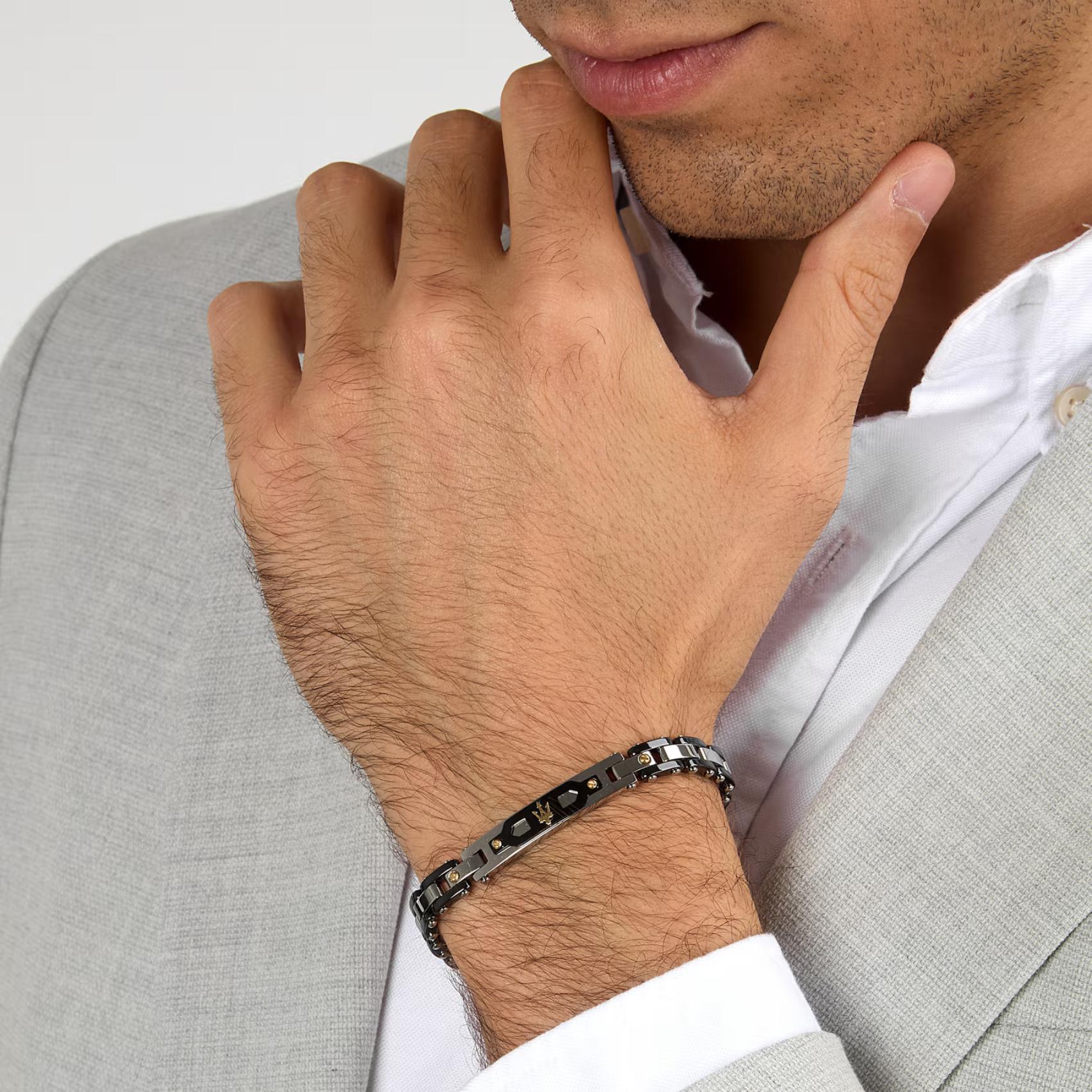 Ανδρικό βραχιόλι Maserati JM424AXU01 από ανοξείδωτο ατσάλι και κεραμικό, με ασημί-μαύρο μπρασελέ και χρυσή τρίαινα.