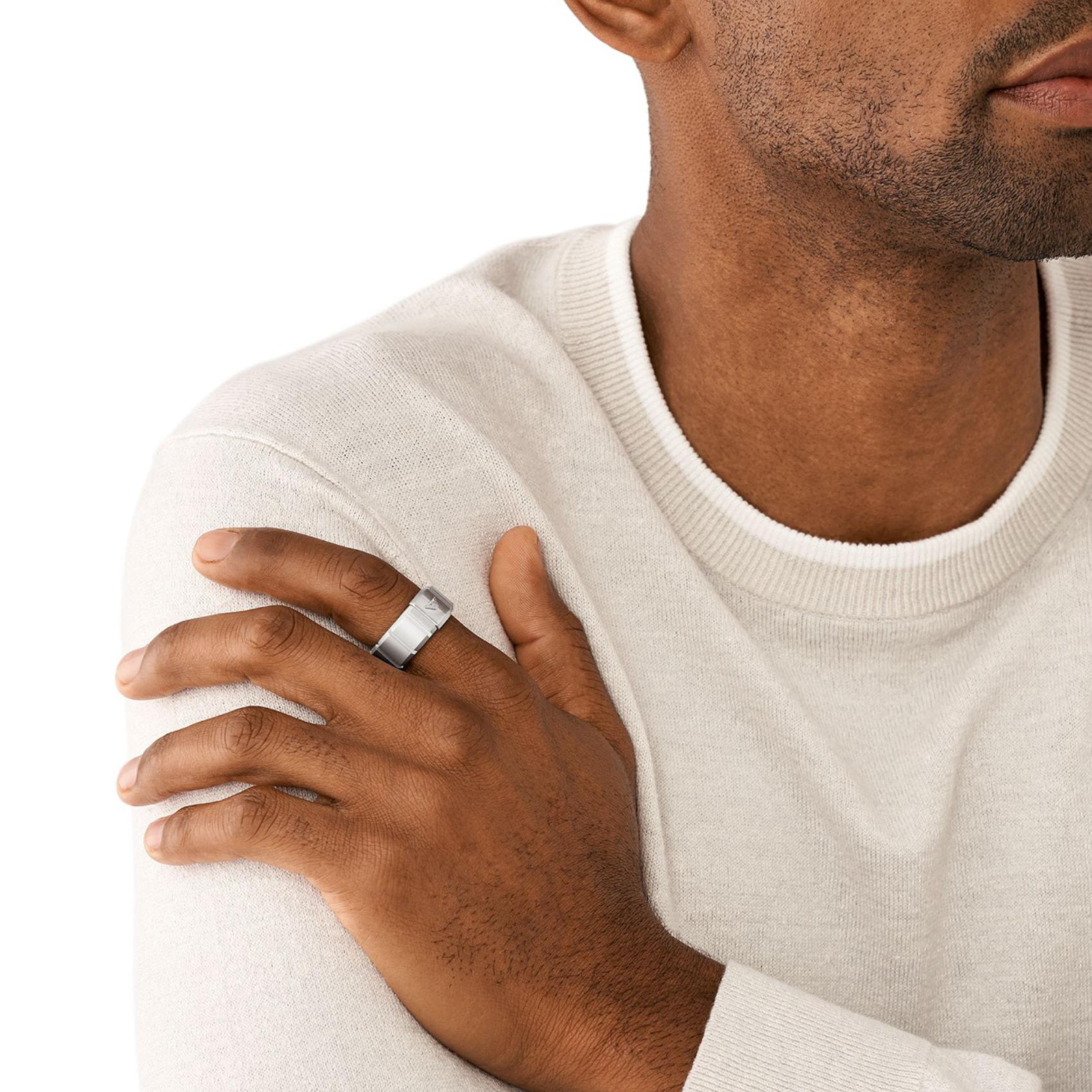 Ανδρικό δαχτυλίδι Emporio Armani EGS3081040 σε ασημί χρώμα από ανοξείδωτο ατσάλι με ανάγλυφες λεπτομέρειες, φορεμένο.