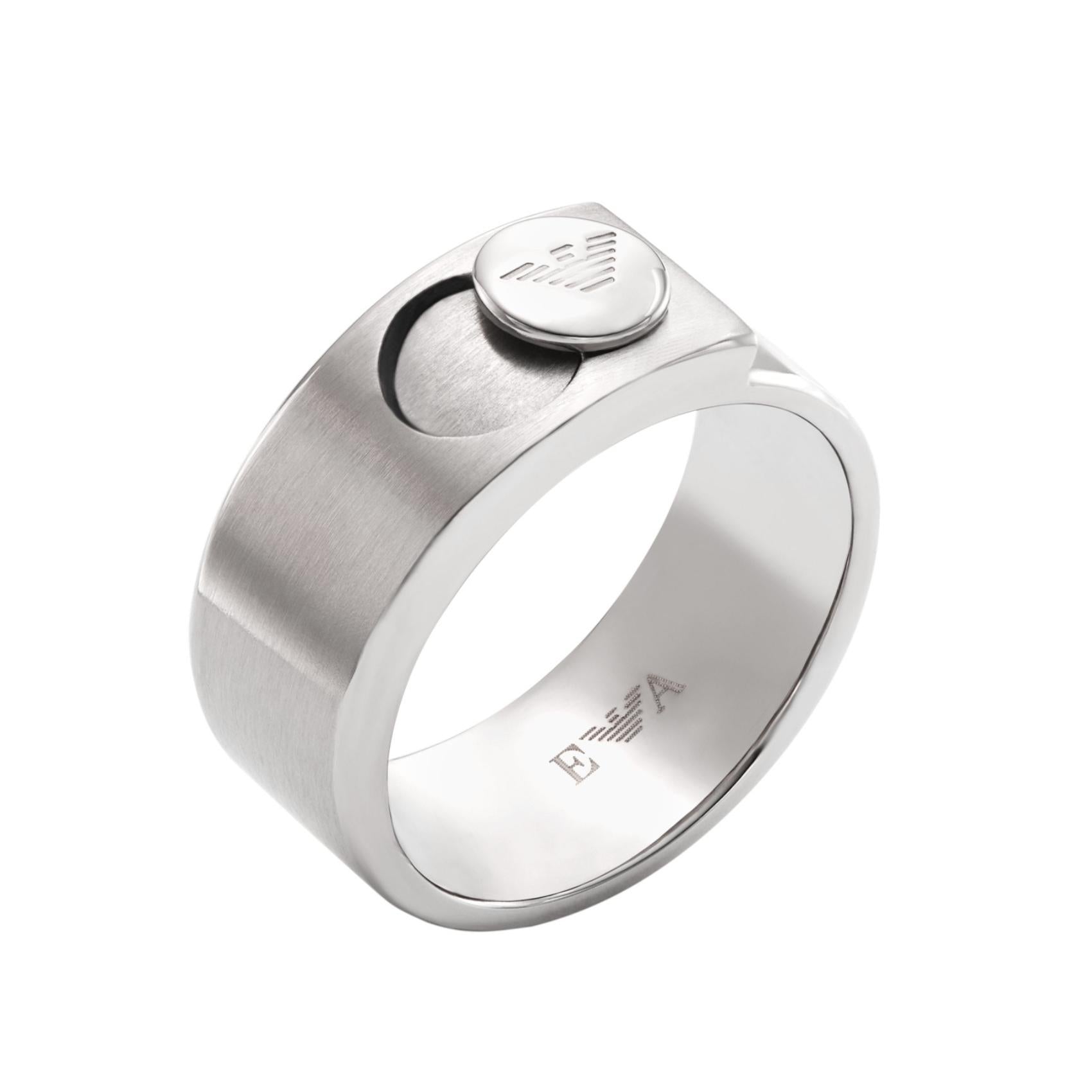Ανδρικό δαχτυλίδι Emporio Armani EGS3090040 σε ασημί χρώμα από ανοξείδωτο ατσάλι με στρογγυλό ανάγλυφο στοιχείο.