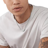 Ανδρικό κολιέ Emporio Armani EGS2984040 με ατσάλινη αλυσίδα σε ασημί χρώμα και κρεμαστό τρίγωνο στοιχείο σε ασημί χρώμα, φορεμένο.