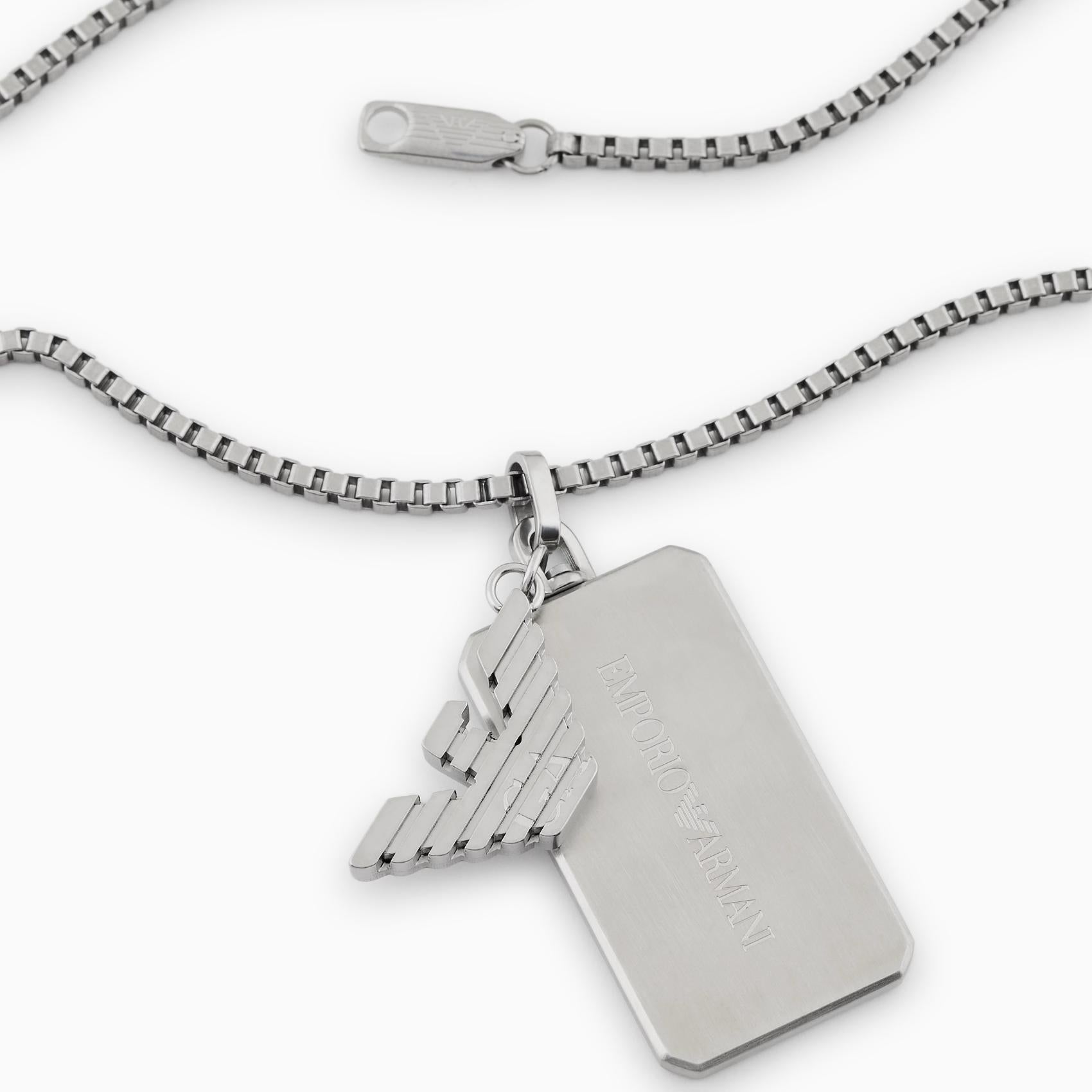 Ανδρικό κολιέ Emporio Armani EGS3167040 με ατσάλινη αλυσίδα σε ασημί χρώμα και κρεμαστό μοτίφ ταυτότητα σε ασημί χρώμα, κοντινή λήψη.