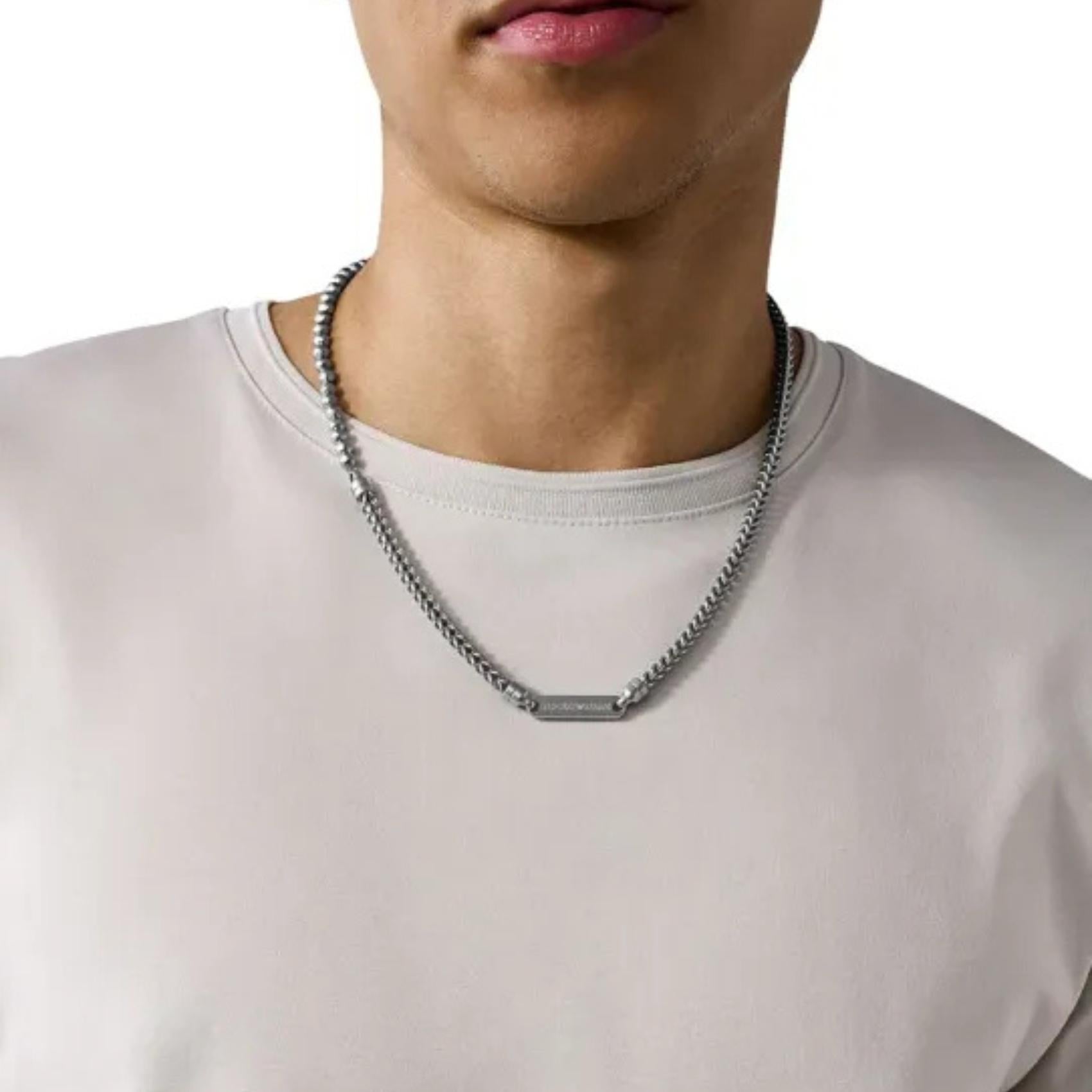 Ανδρικό κολιέ Emporio Armani EGS3182040 με ατσάλινη αλυσίδα σε ασημί χρώμα και στοιχείο σε ασημί χρώμα-Φορεμένο