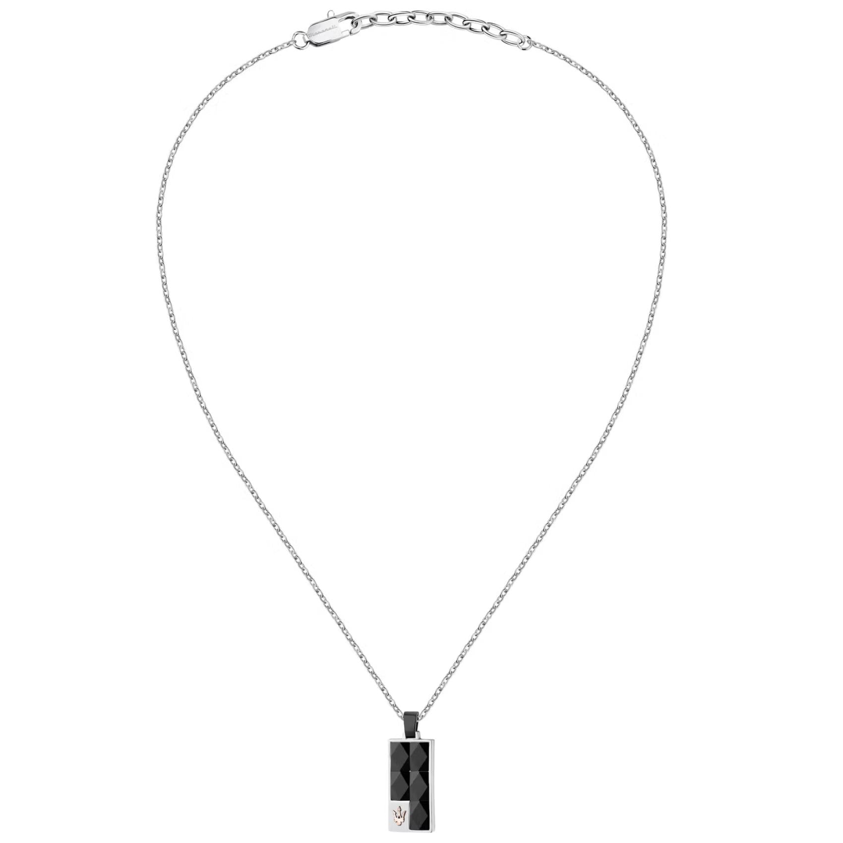 Ανδρικό κολιέ Maserati JM423ATZ27 από ανοξείδωτο ατσάλι σε ασημί χρώμα με μαύρο τετράγωνο κρεμαστό.