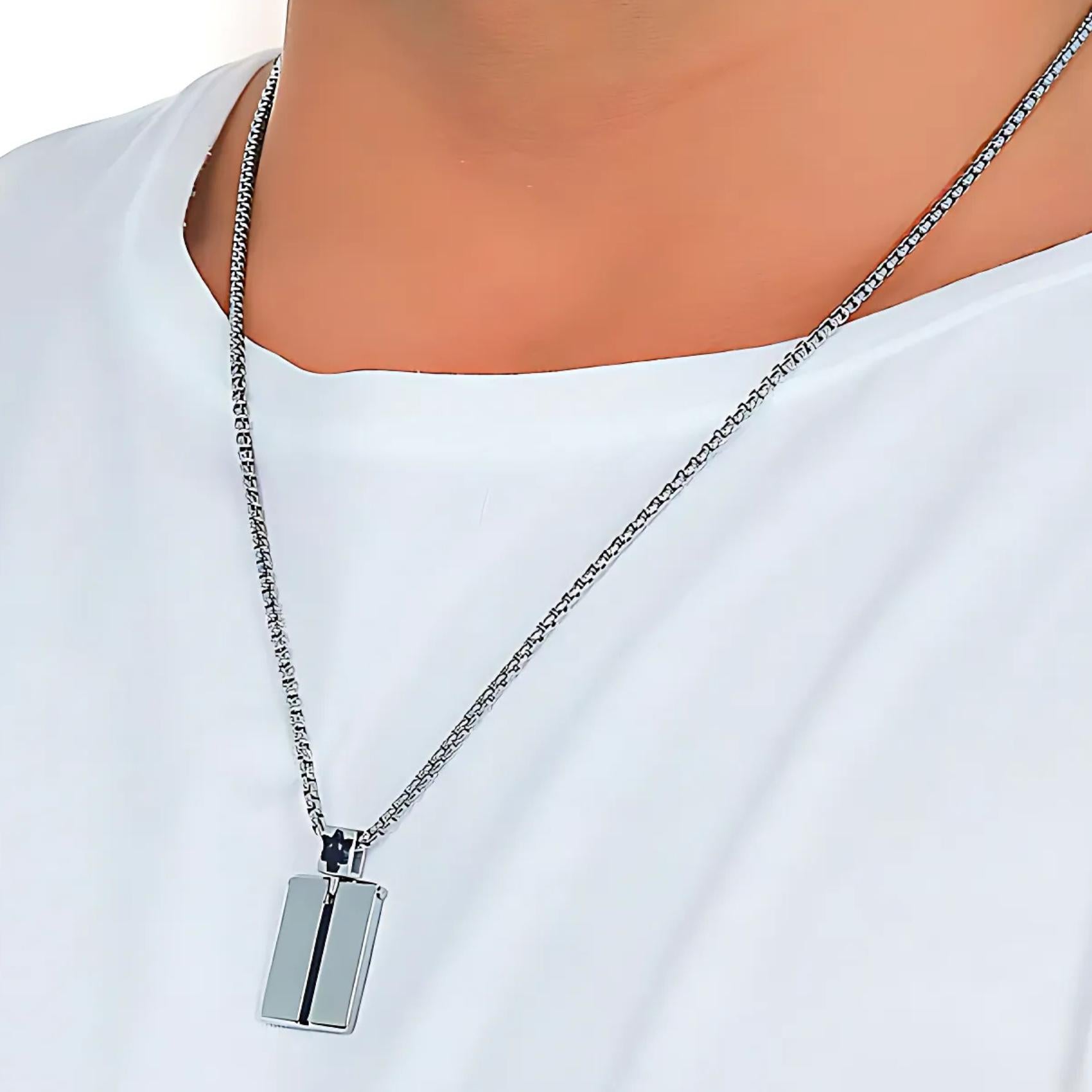 Ανδρικό κολιέ Maserati JM121ATK07 από ανοξείδωτο ατσάλι σε ασημί χρώμα με τετράγωνο κρεμαστό και μπλε τρίαινα.