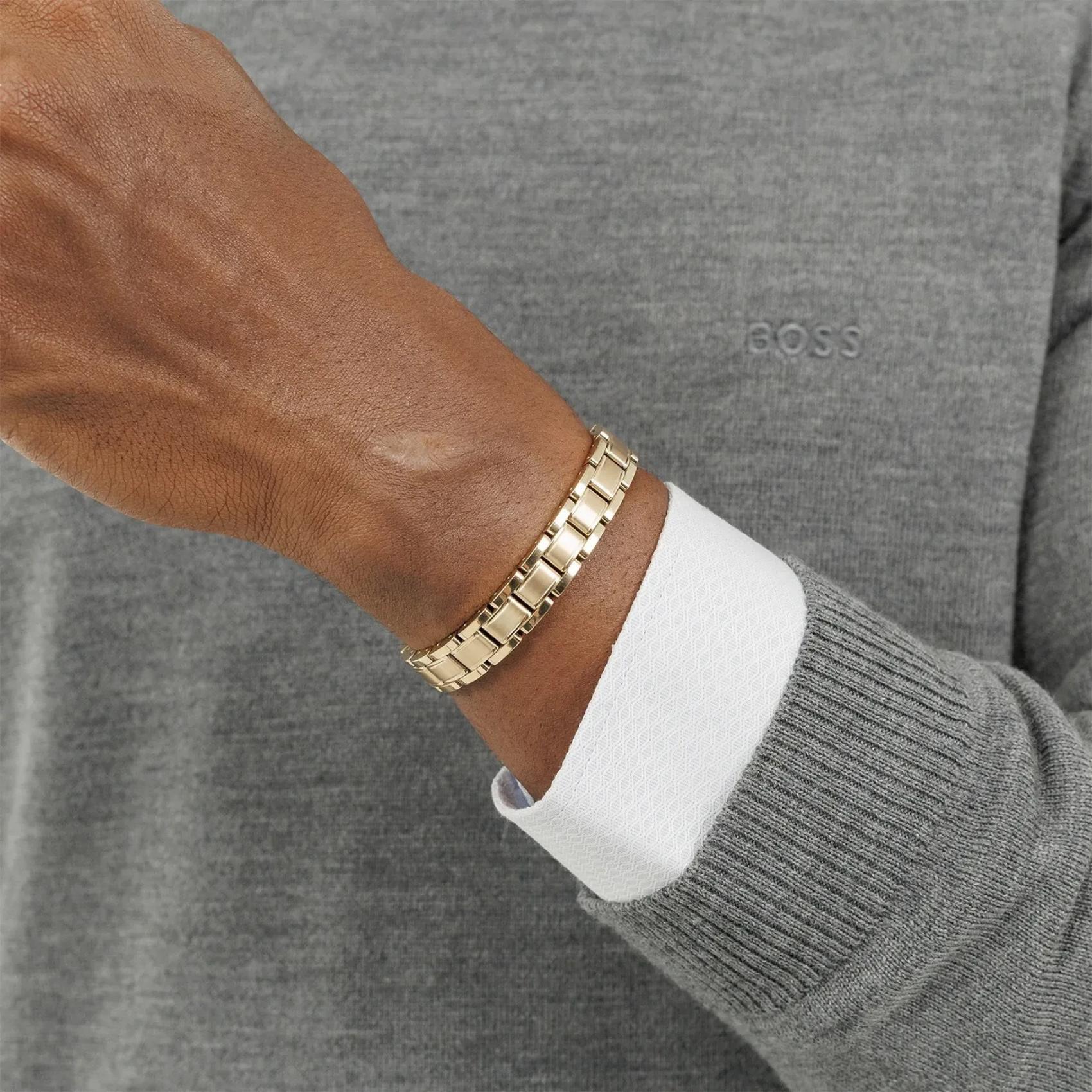 Ανδρικό βραχιόλι Boss 1580711 ατσάλινο με χρυσό μπρασελέ, φορεμένο.