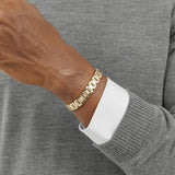 Ανδρικό βραχιόλι Boss 1580711 ατσάλινο με χρυσό μπρασελέ, φορεμένο.