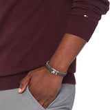 Ανδρικό δερμάτινο βραχιόλι Tommy Hilfiger 2790428 σε γκρι χρώμα με κούμπωμα σε ασημί χρώμα.
