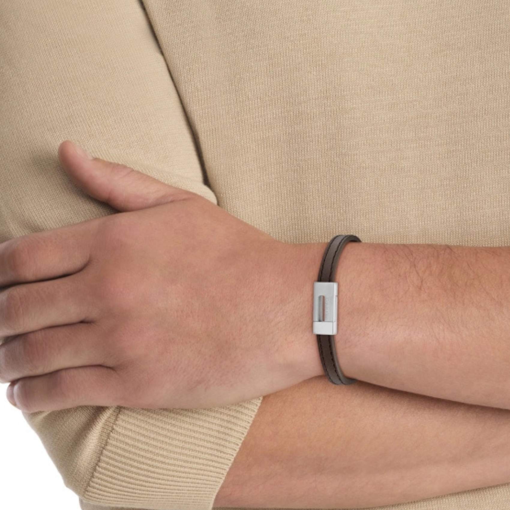 Ανδρικό Δερμάτινο Βραχιόλι σε Καφέ Χρώμα Calvin Klein 35100021 με ατσάλινο κούμπωμα, φορεμένο.