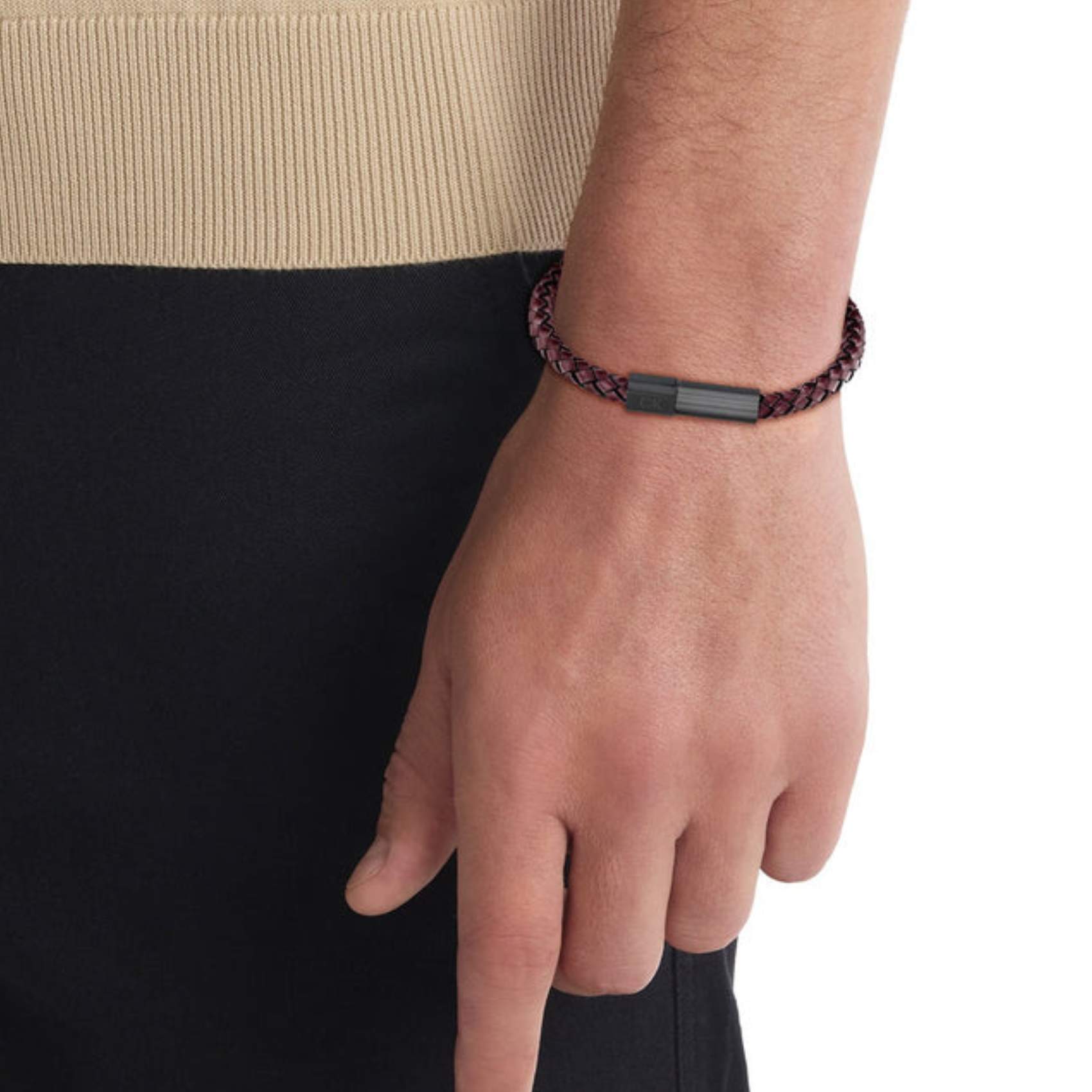 Ανδρικό βραχιόλι Calvin Klein 35100045 δερμάτινο καφέ με πλεκτό σχέδιο, φορεμένο.