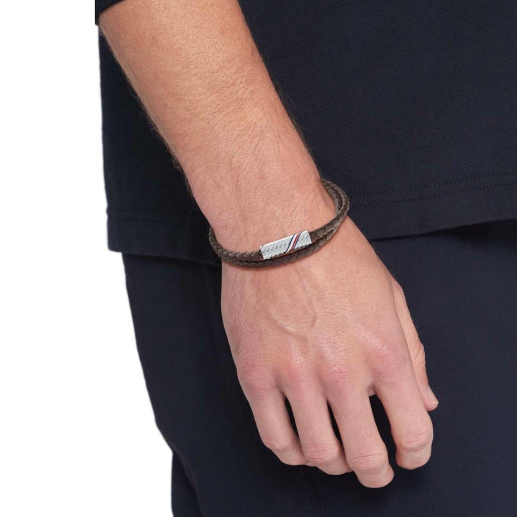 Ανδρικό βραχιόλι tommy Hilfiger 27904698 από καφέ δέρμα με ασημένιο κούμπωμα.