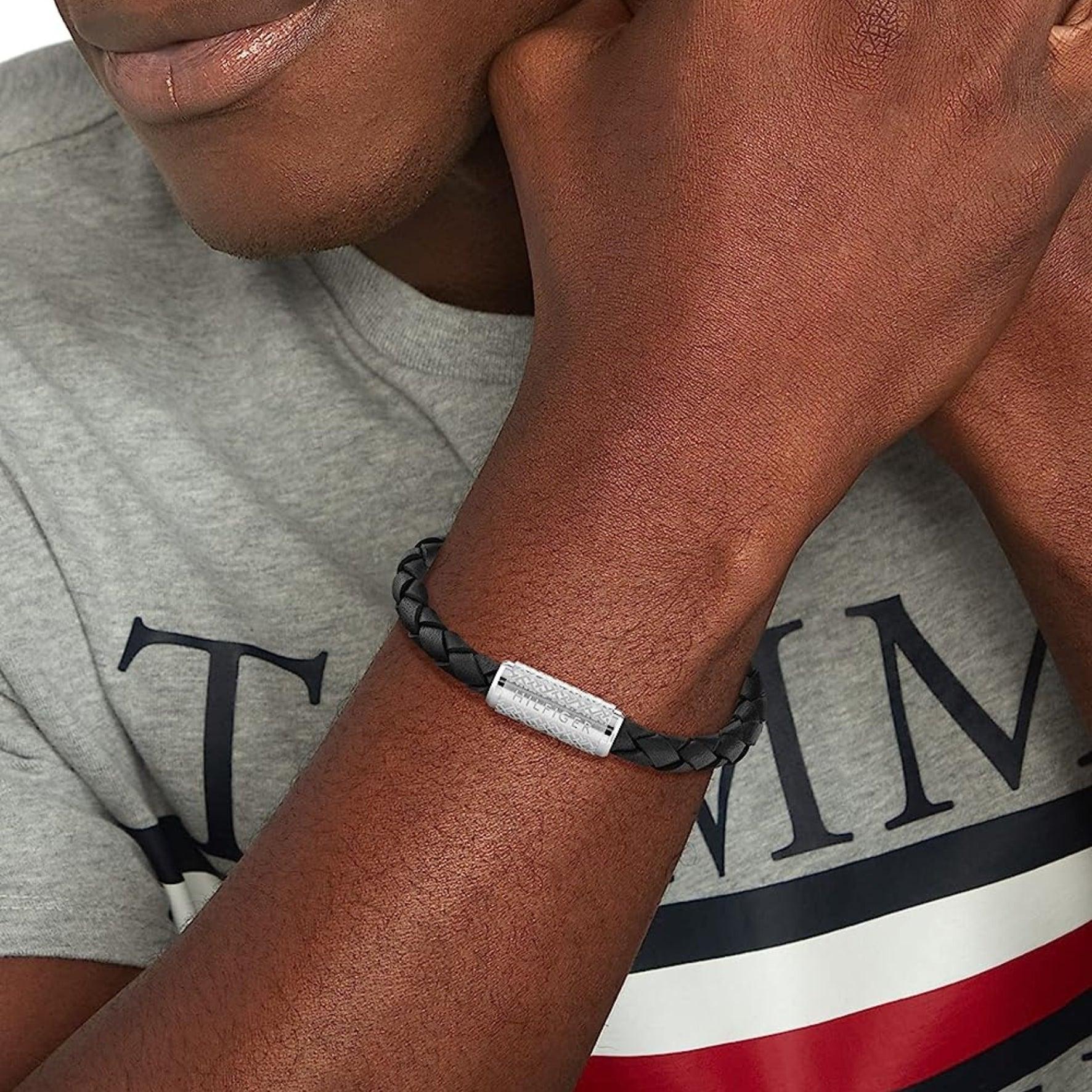 Ανδρικό δερμάτινο βραχιόλι Tommy Hilfiger 2790479 σε μαύρο χρώμα με ασημί κούμπωμα.