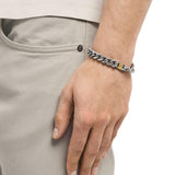 Ανδρικό βραχιόλι Emporio Armani EGS3186040 από ανοξείδωτο ατσάλι σε ασημί χρώμα με κούμπωμα σε χρυσό χρώμα και σχέδιο αλυσίδας, φορεμένο.