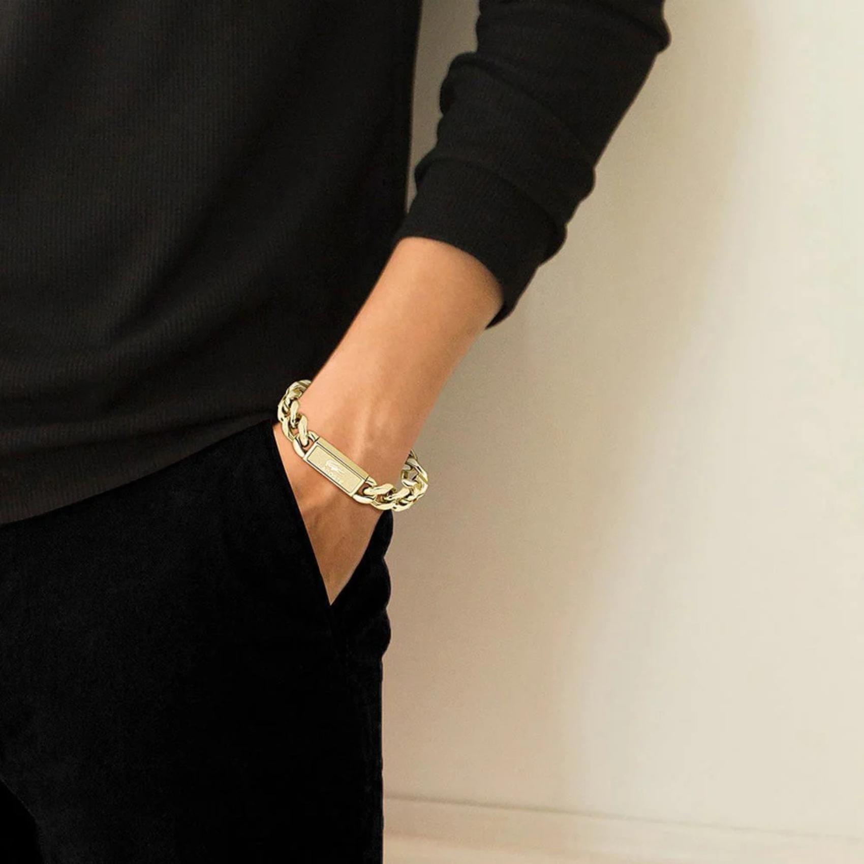 Ατσάλινο βραχιόλι Lacoste 2040440 ανδρικό σε χρυσό χρώμα από ανοξείδωτο ατσάλι με ρυθμιζόμενο μήκος 19-22cm, φορεμένο.