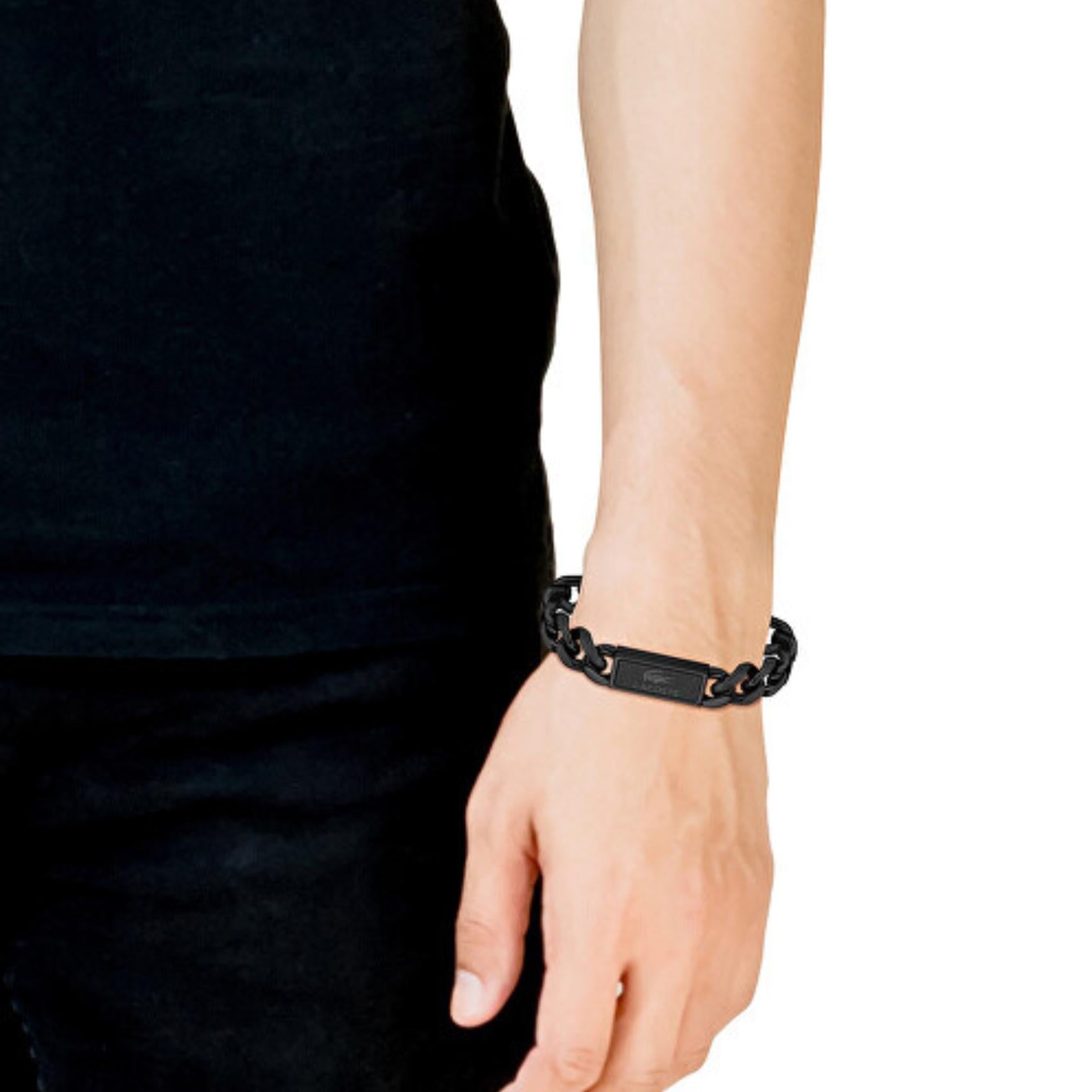 Ατσάλινο βραχιόλι Lacoste 2040441 ανδρικό σε μαύρο χρώμα από ανοξείδωτο ατσάλι με ρυθμιζόμενο μήκος 19-22cm, φορεμένο.