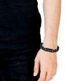 Ατσάλινο βραχιόλι Lacoste 2040441 ανδρικό σε μαύρο χρώμα από ανοξείδωτο ατσάλι με ρυθμιζόμενο μήκος 19-22cm, φορεμένο.