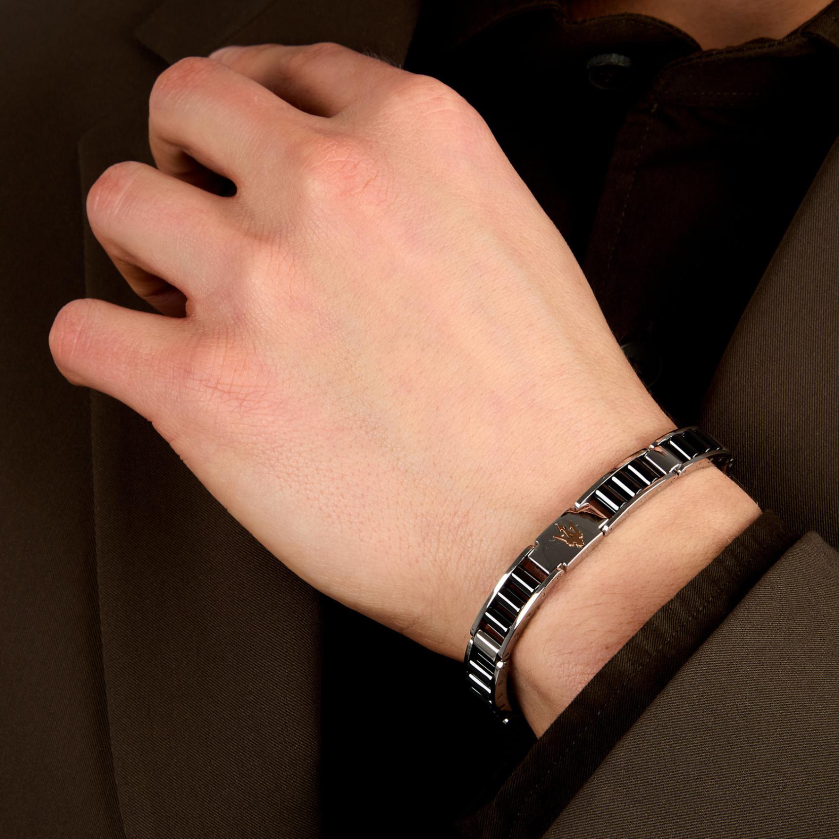 Ανδρικό βραχιόλι Maserati Diamonds JM225ATZ53 από ανοξείδωτο ατσάλι και κεραμικό, ασημί-μαύρο και ροζ χρυσή τρίαινα, φορεμένο.