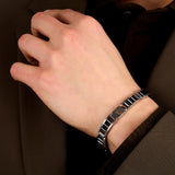 Ανδρικό βραχιόλι Maserati Diamonds JM225ATZ53 από ανοξείδωτο ατσάλι και κεραμικό, ασημί-μαύρο και ροζ χρυσή τρίαινα, φορεμένο.