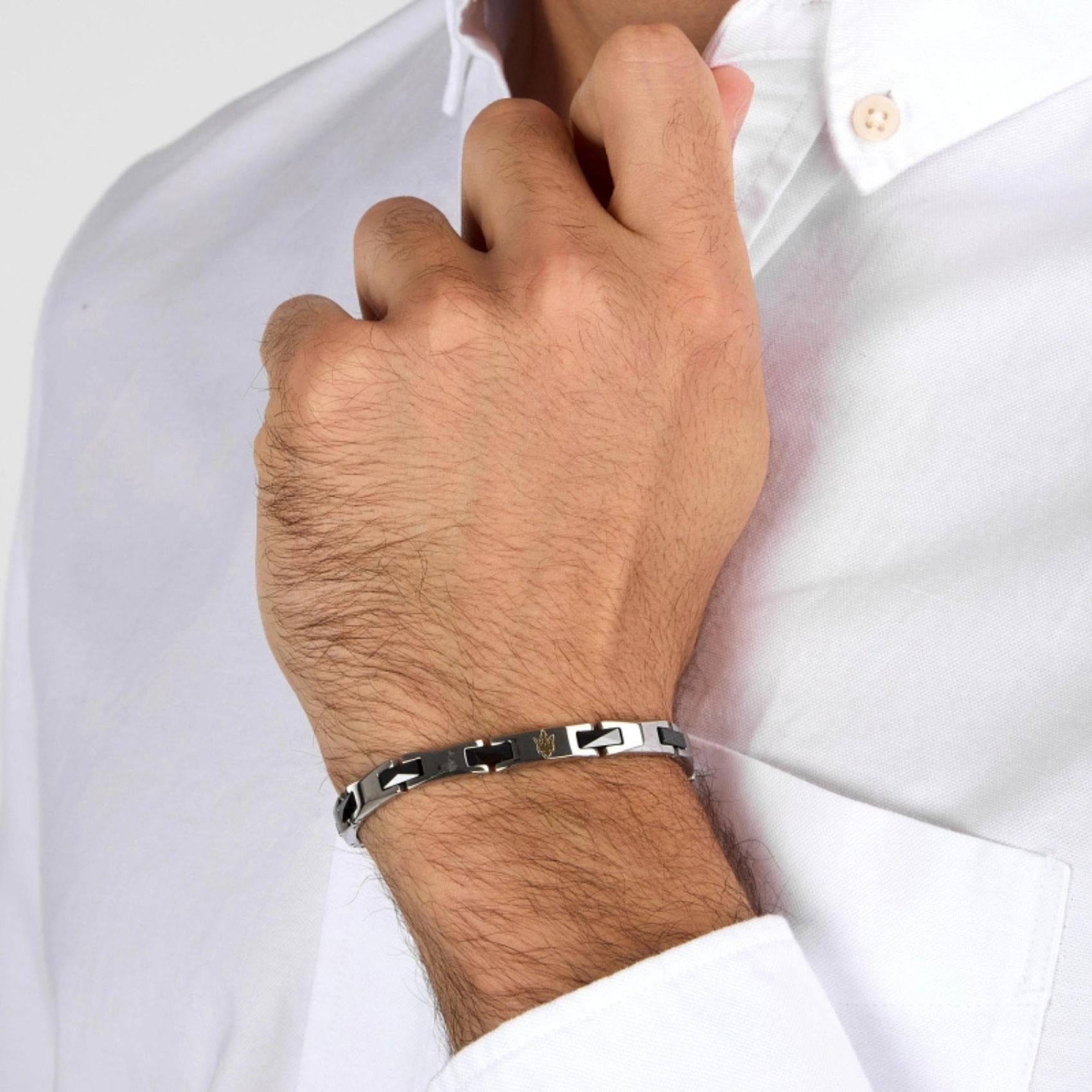 Ανδρικό βραχιόλι Maserati JM424ATZ49 από ανοξείδωτο ατσάλι και κεραμικό, με ασημί-μαύρο χρώμα και χρυσή τρίαινα.-φορεμένο