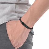 Ανδρικό βραχιόλι Lacoste 2040082 ατσάλινο σε μαύρο χρώμα με ταυτότητα, φορεμένο.