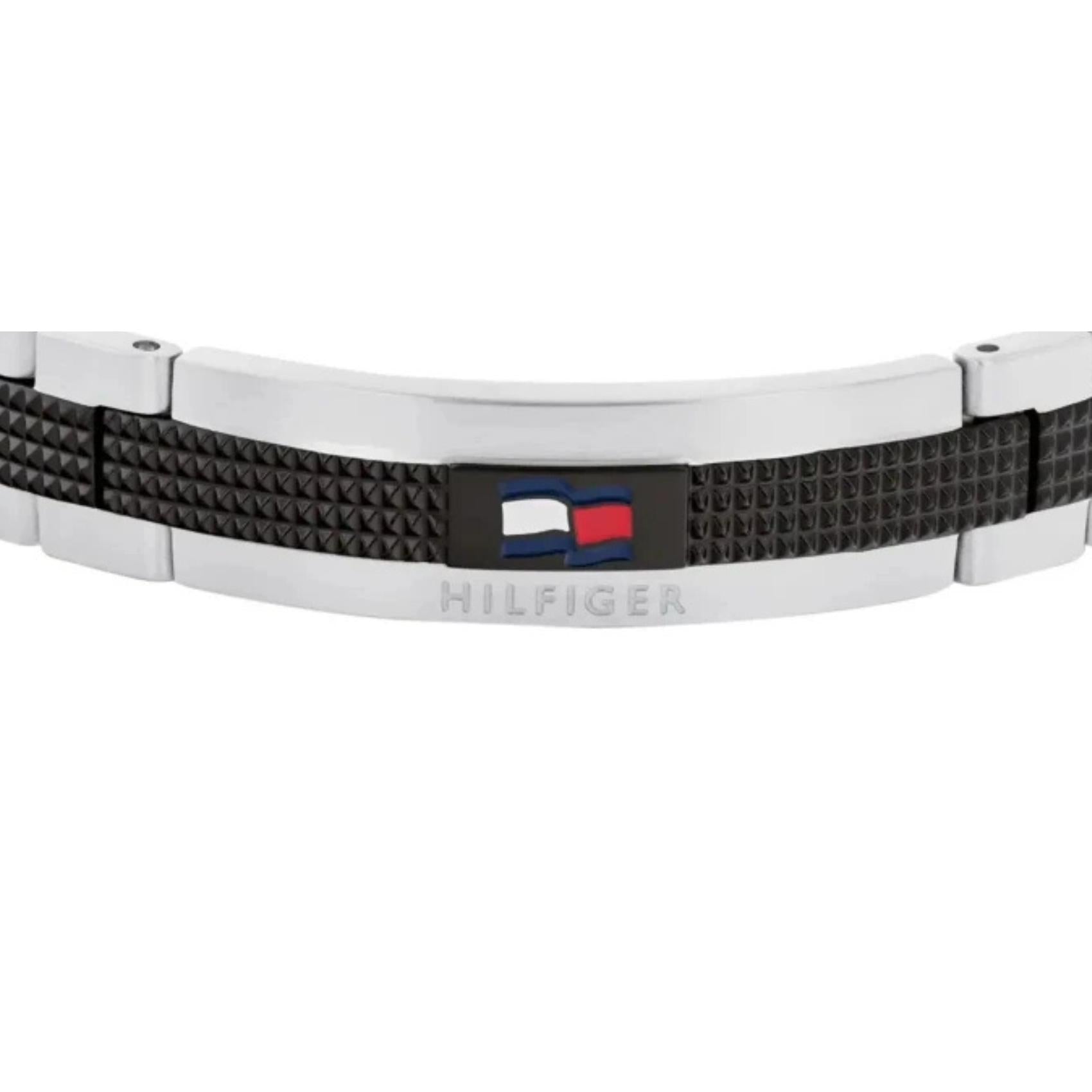 Ανδρικό ατσάλινο βραχιόλι Tommy Hilfiger 2790643 χειροπέδα σε ασημένιο χρώμα με μαύρες λεπτομέρεις και σχέδιο μπρασελέ, κοντινή λήψη.