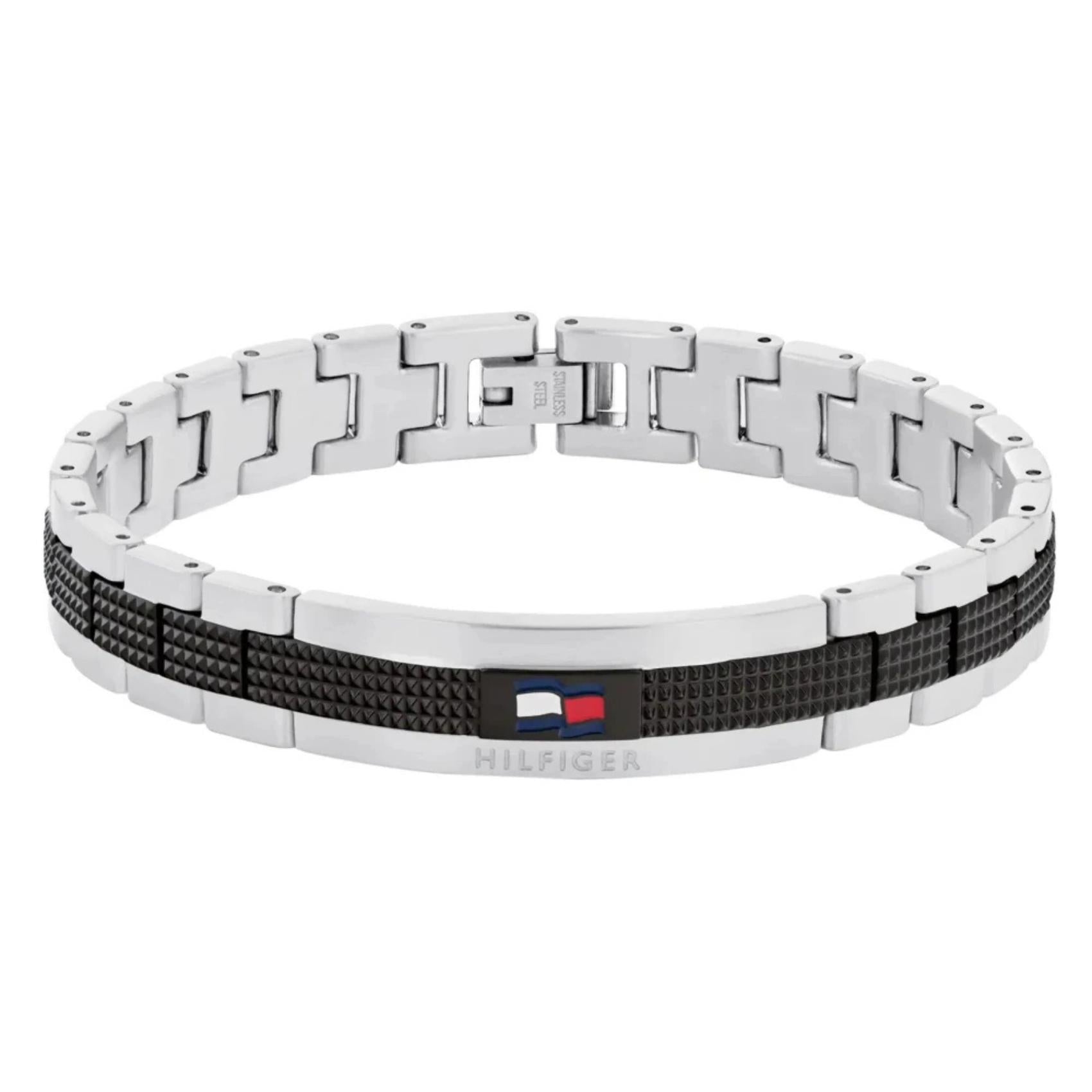 Ανδρικό ατσάλινο βραχιόλι Tommy Hilfiger 2790643 χειροπέδα σε ασημένιο χρώμα με μαύρες λεπτομέρεις και σχέδιο μπρασελέ.