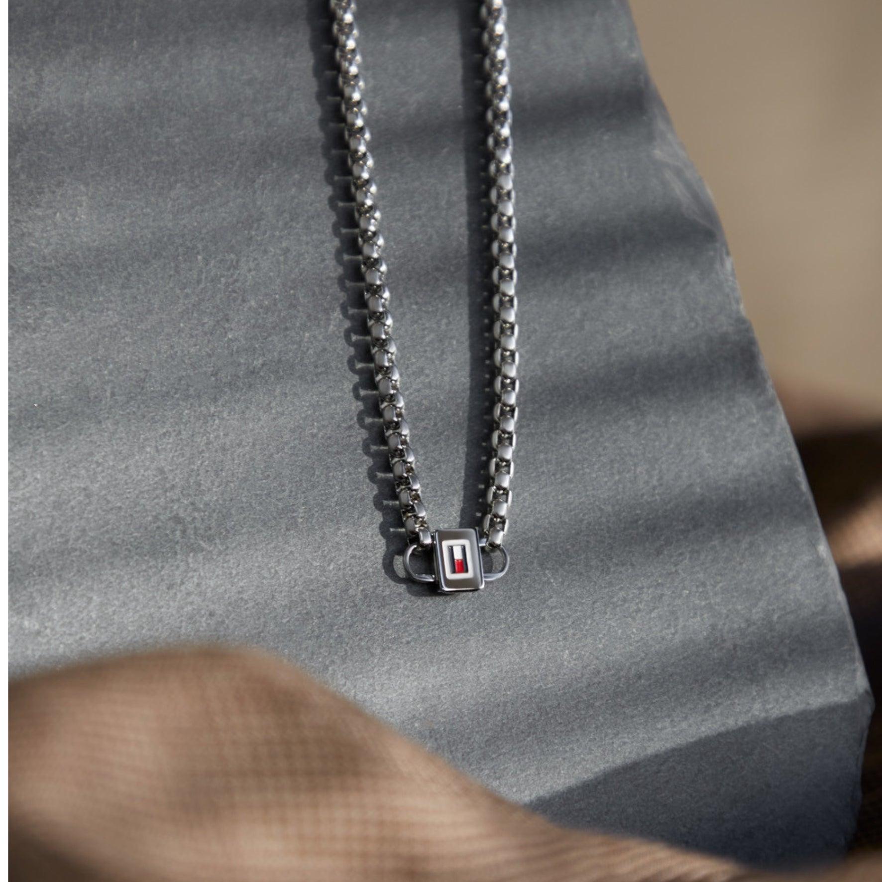 Ανδρικό κολιέ Tommy Hilfiger 2790365, με στοιχείο ενσωματομένο στην αλυσίδα κατασκευασμένο από χειρουργικό ατσάλι σε ασημί χρώμα.