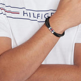 Ανδρικό βραχιόλι δερμάτινο Tommy Hilfiger σε μαύρο χρώμα.