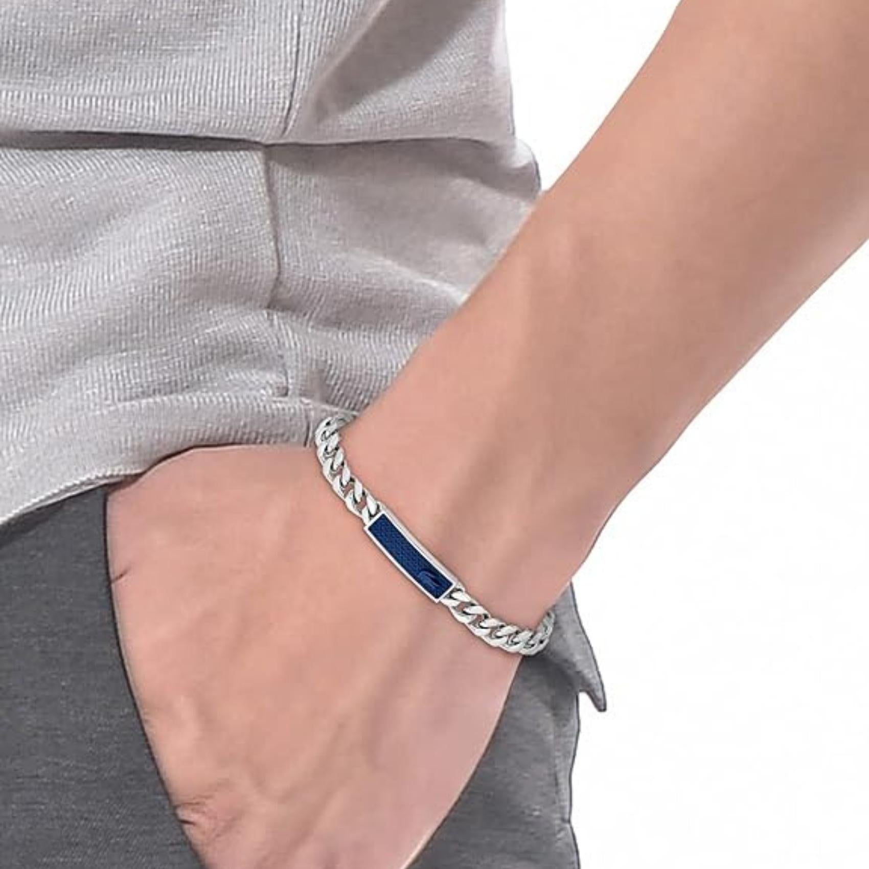 Ατσάλινο βραχιόλι Lacoste 2040097 σε ασημί χρώμα από ανοξείδωτο ατσάλι με μπλε λεπτομέρειες.