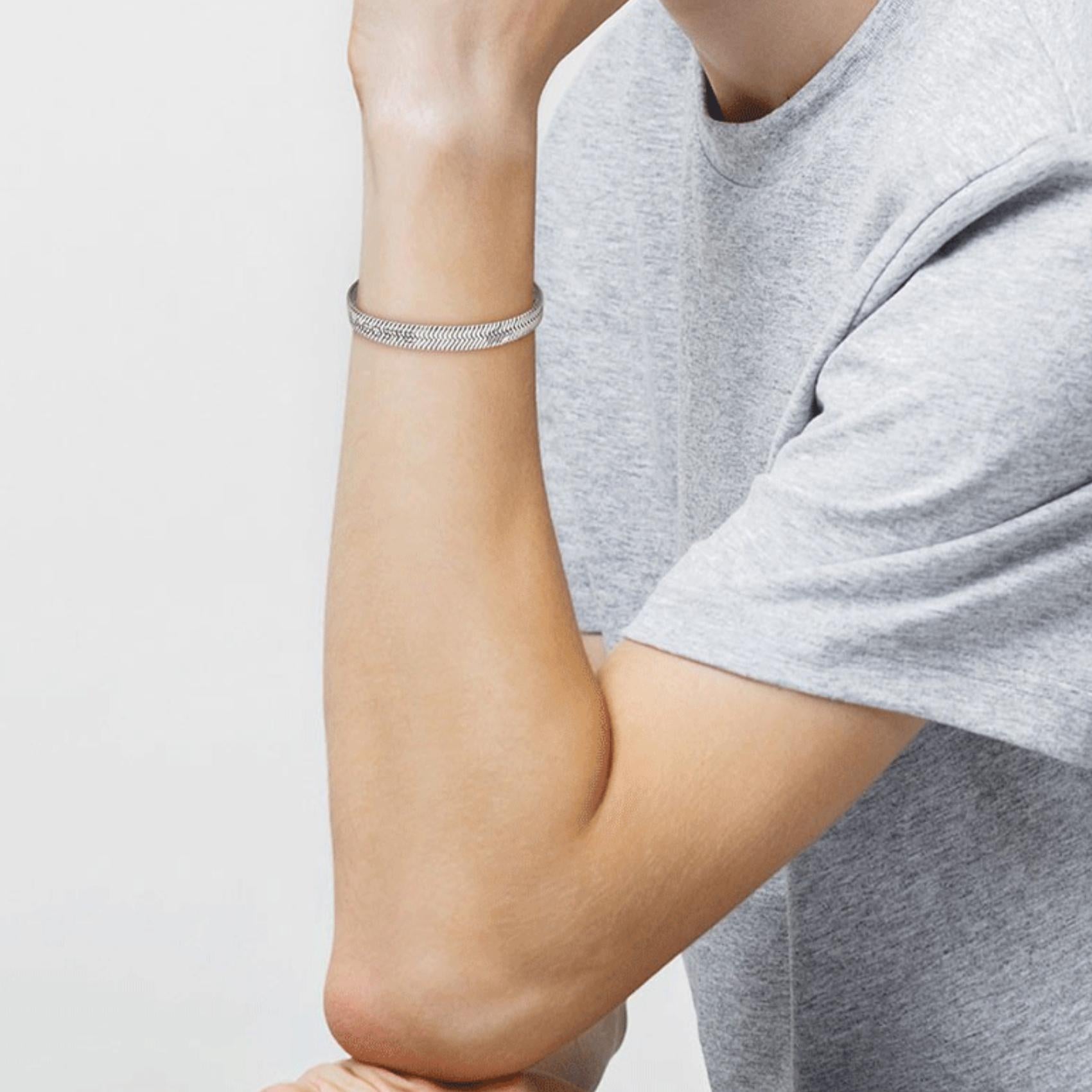 Ατσάλινο βραχιόλι Lacoste 2040379 σε ασημί χρώμα από ανοξείδωτο ατσάλι.