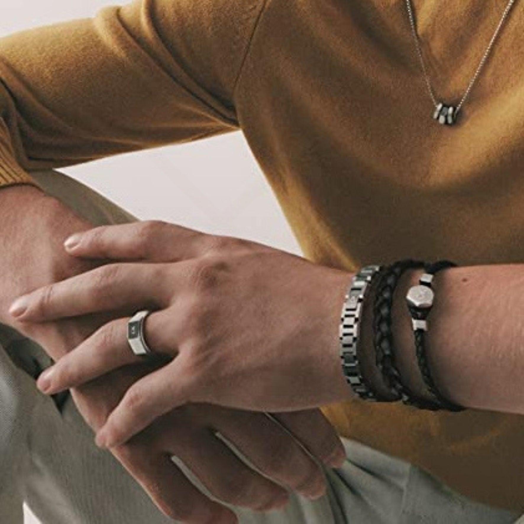 Ανδρικό βραχιόλι Calvin Klein 35000260 από μαύρο δέρμα.