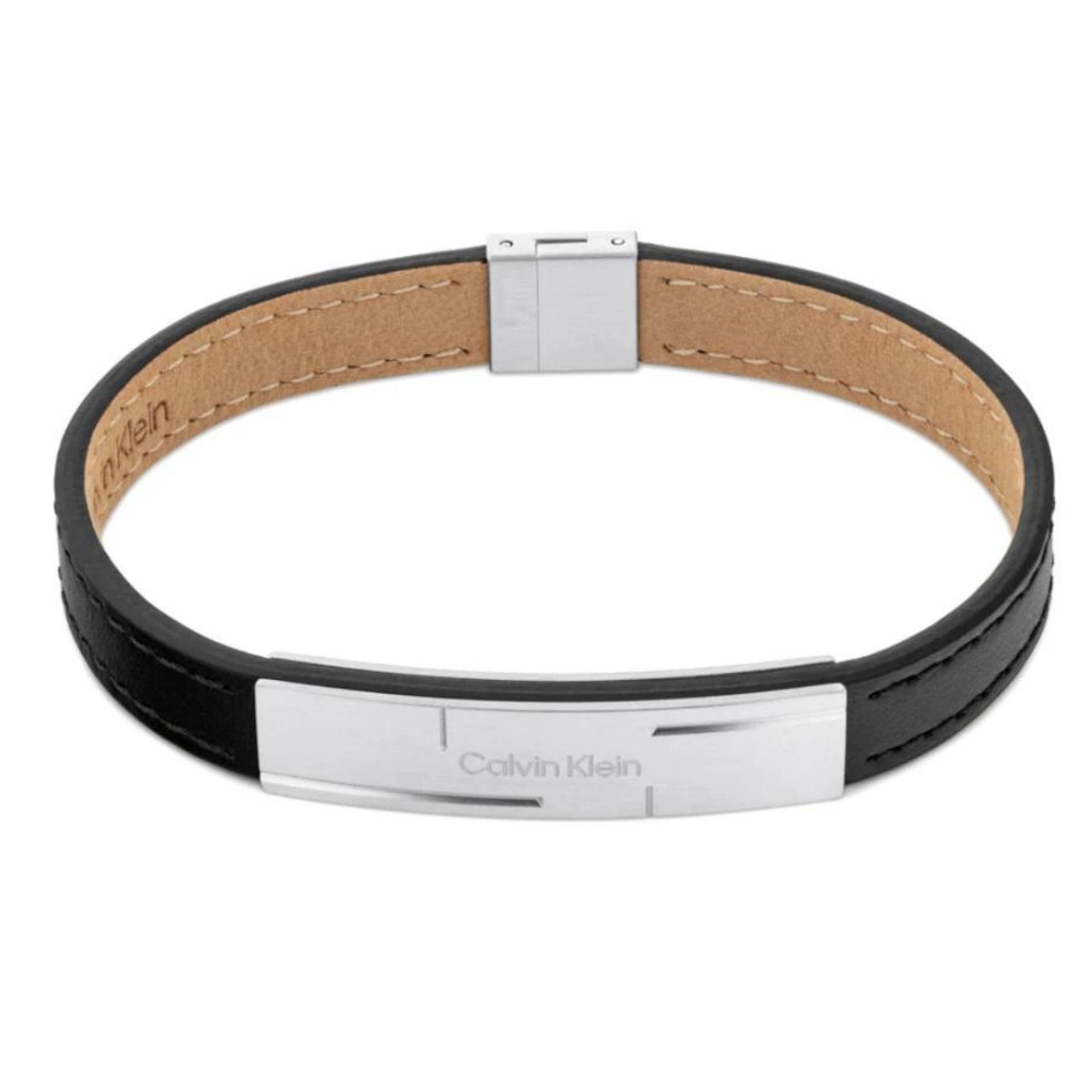 Ανδρικό βραχιόλι Calvin Klein 35000056 από μαύρο δέρμα με ασημένια αγκράφα.