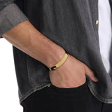 Ανδρικό δερμάτινο βραχιόλι Calvin Klein 35000408 σε μαύρο χρώμα με ατσάλινο κούμπωμα σε χρυσό χρώμα.