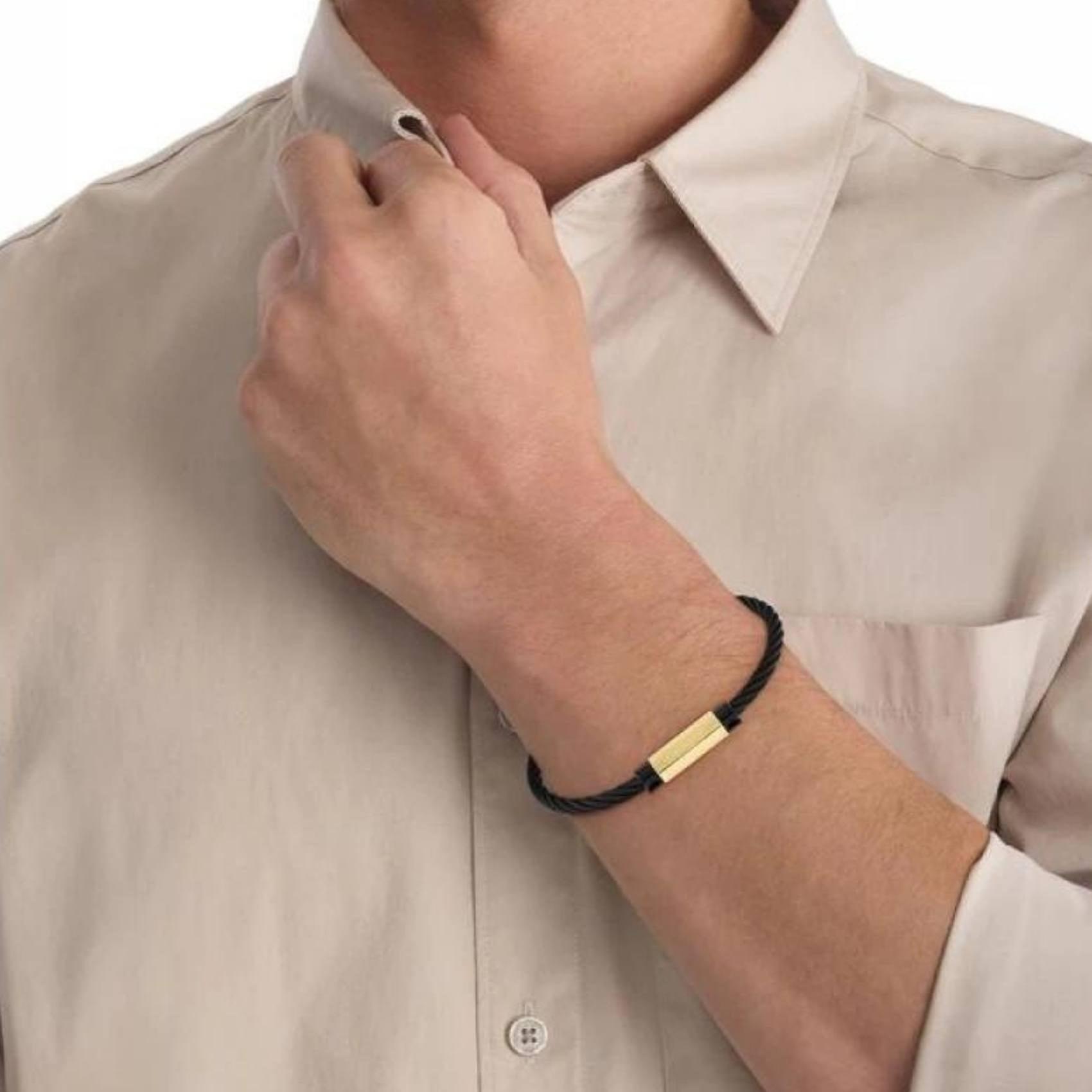 Ανδρικό βραχιόλι Calvin Klein 35000420 κατασκευασμένο από ατσάλι σε μαύρο χρώμα με στριφτό σχέδιο, διακοσμημένο με χρυσό στοιχείο.