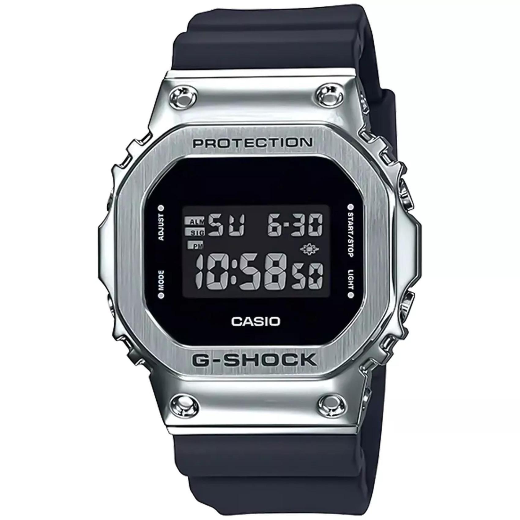 Ρολόι Casio 5600 Series GM-5600-1 με μαύρο καουτσούκ λουράκι και μαύρο καντράν 49.6×43.2mm σε τετράγωνο σχημα.