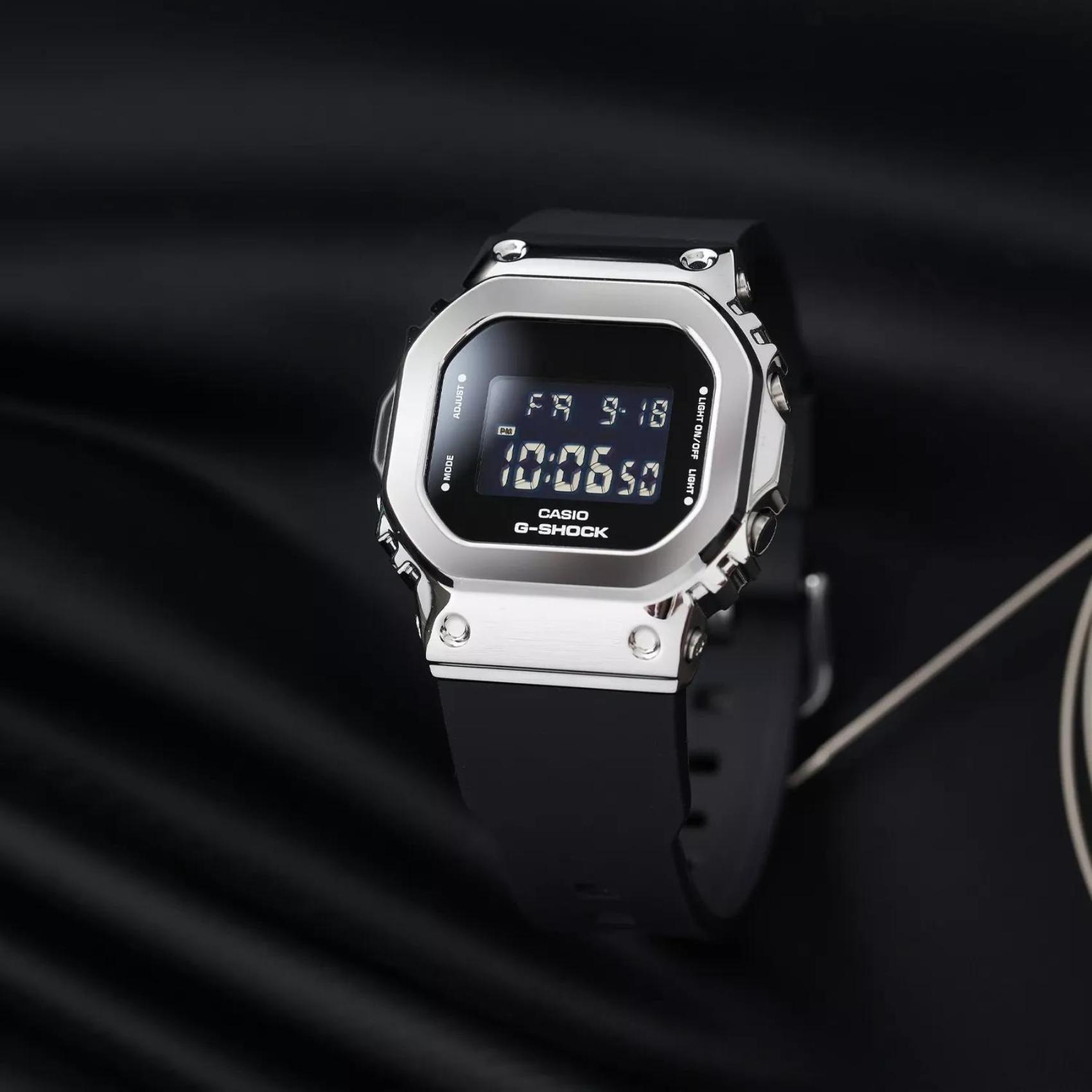 Ρολόι Casio 5600 Series GM-5600-1 με μαύρο καουτσούκ λουράκι και μαύρο καντράν 49.6×43.2mm σε τετράγωνο σχημα.