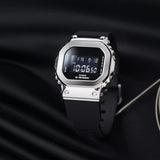 Ρολόι Casio 5600 Series GM-5600-1 με μαύρο καουτσούκ λουράκι και μαύρο καντράν 49.6×43.2mm σε τετράγωνο σχημα.